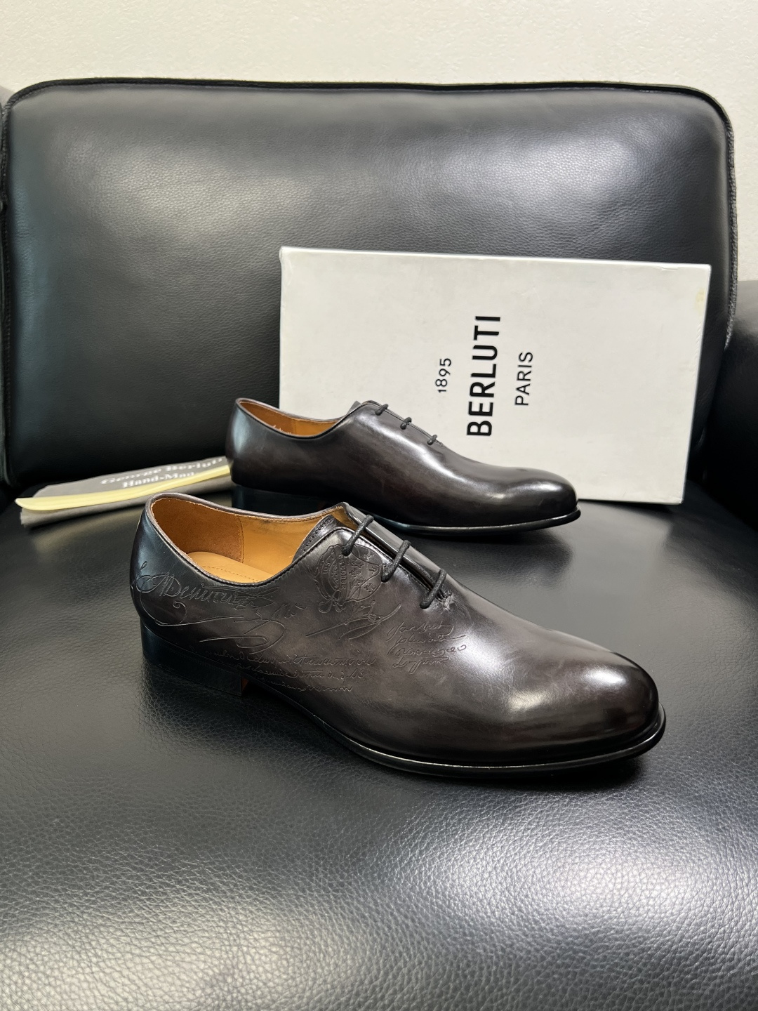 Berluti 顶级代购 布鲁提 专柜同步发售原厂配置，意大利进口牛皮面料，全进口水染牛皮里垫，鞋底：原