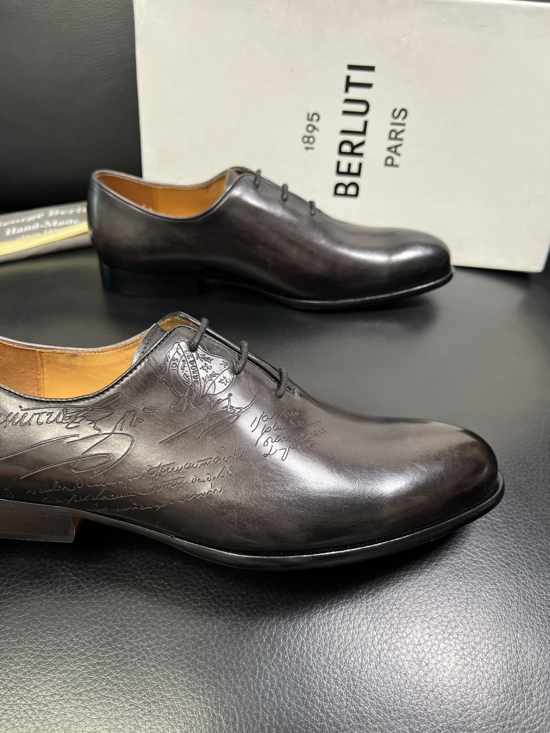 Berluti 顶级代购 布鲁提 专柜同步发售原厂配置，意大利进口牛皮面料，全进口水染牛皮里垫，鞋底：原