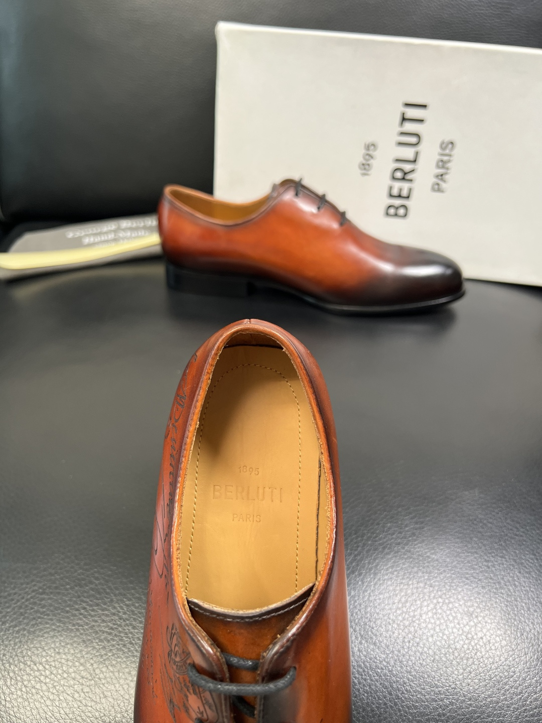 Berluti 顶级代购 布鲁提 专柜同步发售原厂配置，意大利进口牛皮面料，全进口水染牛皮里垫，鞋底：原