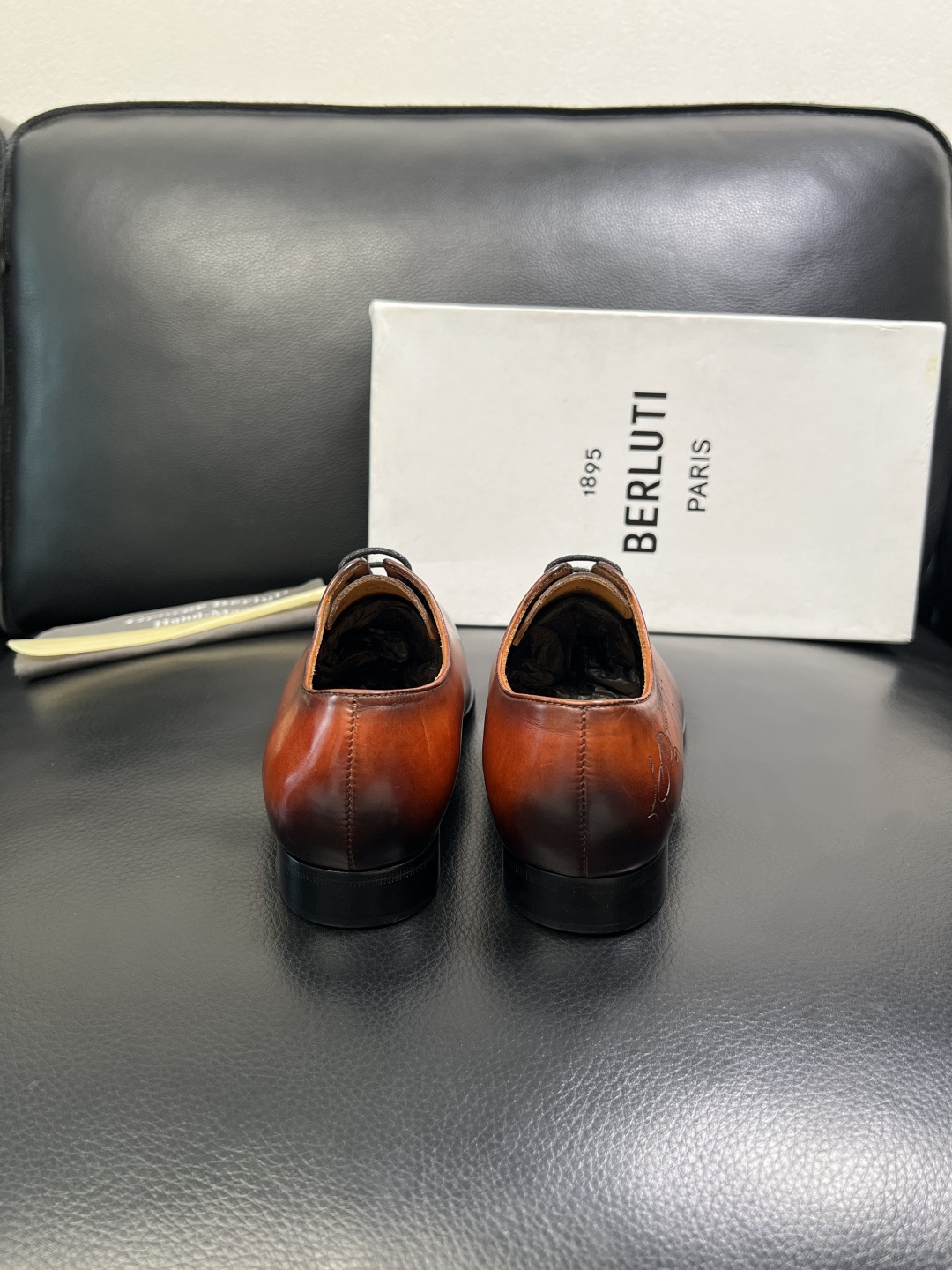 Berluti 顶级代购 布鲁提 专柜同步发售原厂配置，意大利进口牛皮面料，全进口水染牛皮里垫，鞋底：原