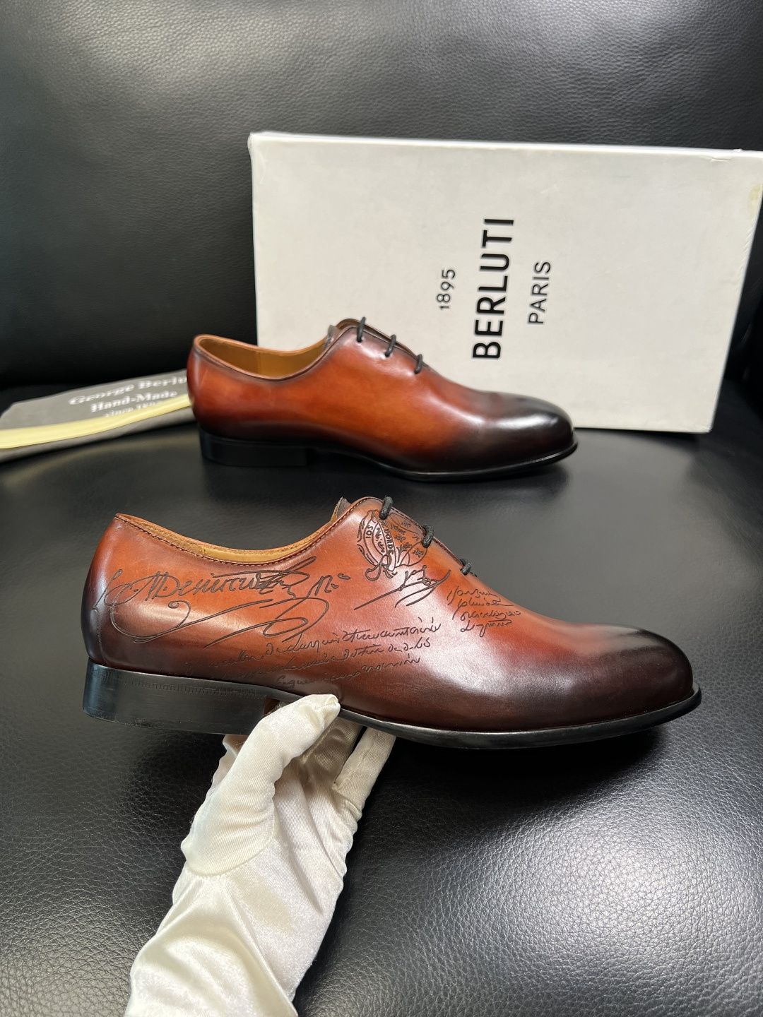 Berluti 顶级代购 布鲁提 专柜同步发售原厂配置，意大利进口牛皮面料，全进口水染牛皮里垫，鞋底：原