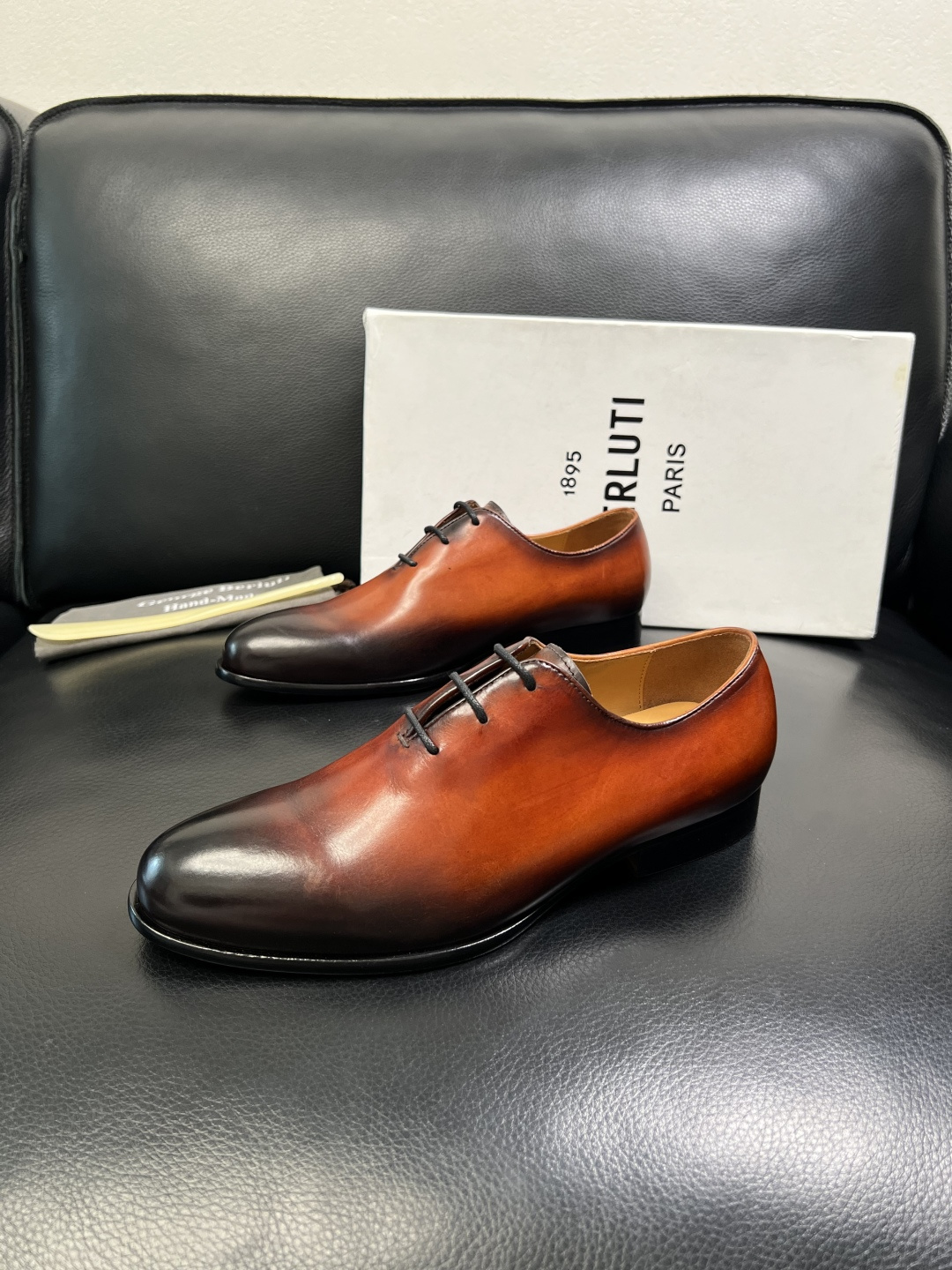 Berluti 顶级代购 布鲁提 专柜同步发售原厂配置，意大利进口牛皮面料，全进口水染牛皮里垫，鞋底：原