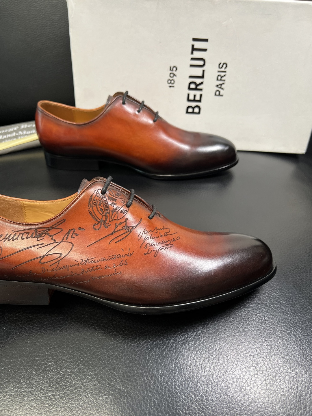 Berluti 顶级代购 布鲁提 专柜同步发售原厂配置，意大利进口牛皮面料，全进口水染牛皮里垫，鞋底：原