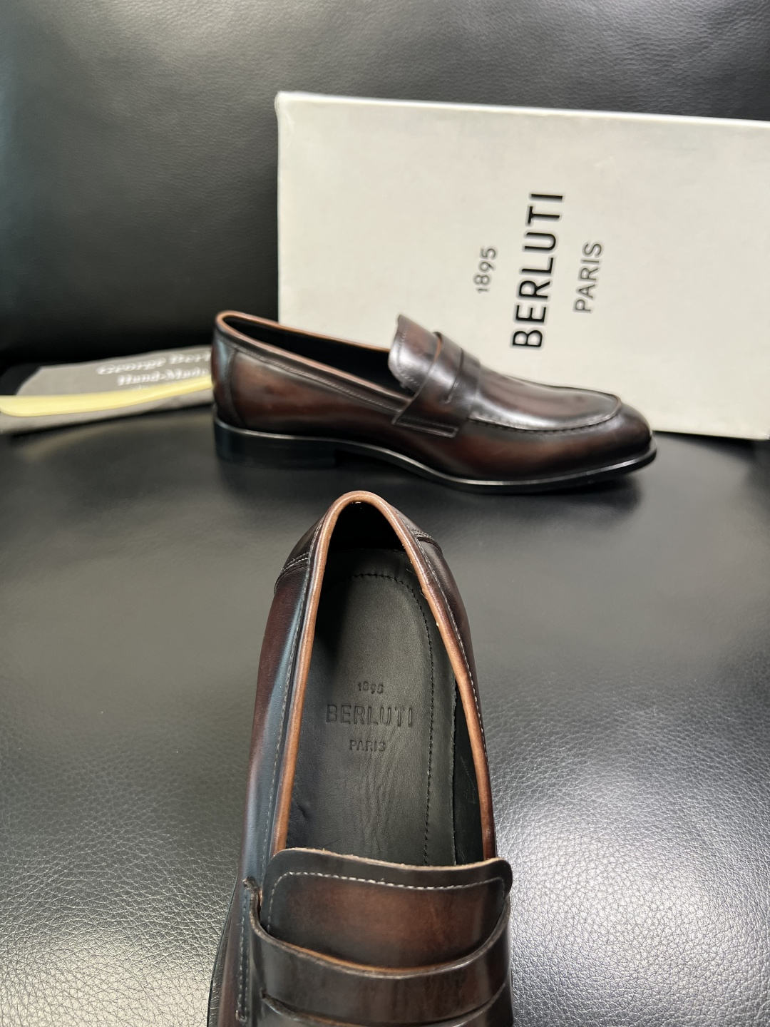 Berluti 顶级代购 布鲁提 专柜同步发售原厂配置，意大利进口牛皮面料，全进口水染牛皮里垫，鞋底：原