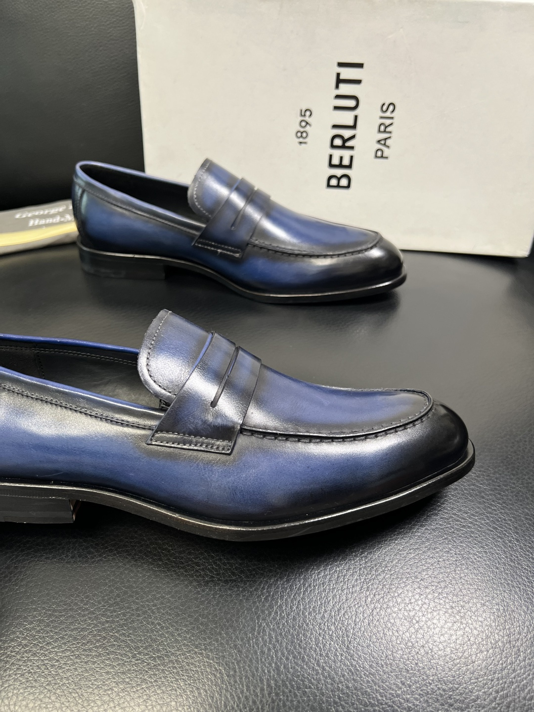 Berluti 顶级代购 布鲁提 专柜同步发售原厂配置，意大利进口牛皮面料，全进口水染牛皮里垫，鞋底：原