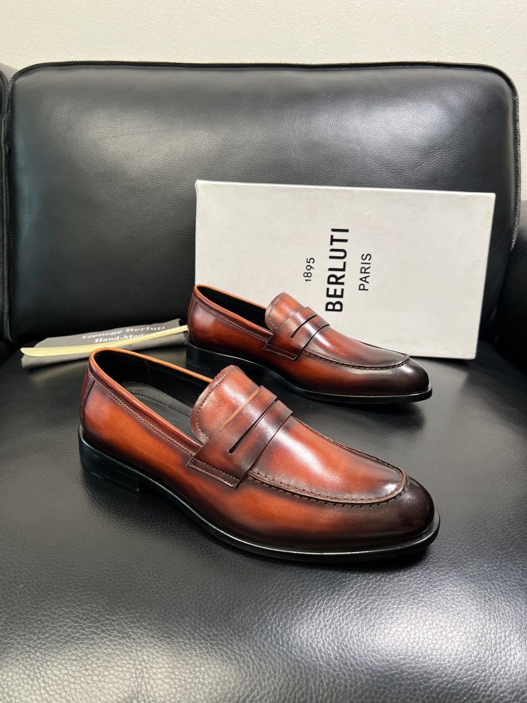 NO:640080,Berluti's top purchasing agent, Berluti's counters are selling the original configuration at the same time, Italian imported cowhide fabrics, fully imported water-dyed cowhide linings, soles specially provided by the original factory and super comfortable, original factory and single goods, high quality, welcome to compare, code number 39-45 (order 38 46),,cowhide19860909Berluti 顶级代购 布鲁提 专柜同步发售原厂配置,意大利进口牛皮面料,全进口水染牛皮里垫,鞋底原厂特供原版底超级舒适,原厂跟单货 高品质,,欢迎对比,码数 39-45（订38 46）,,cowhide,Men's shoes