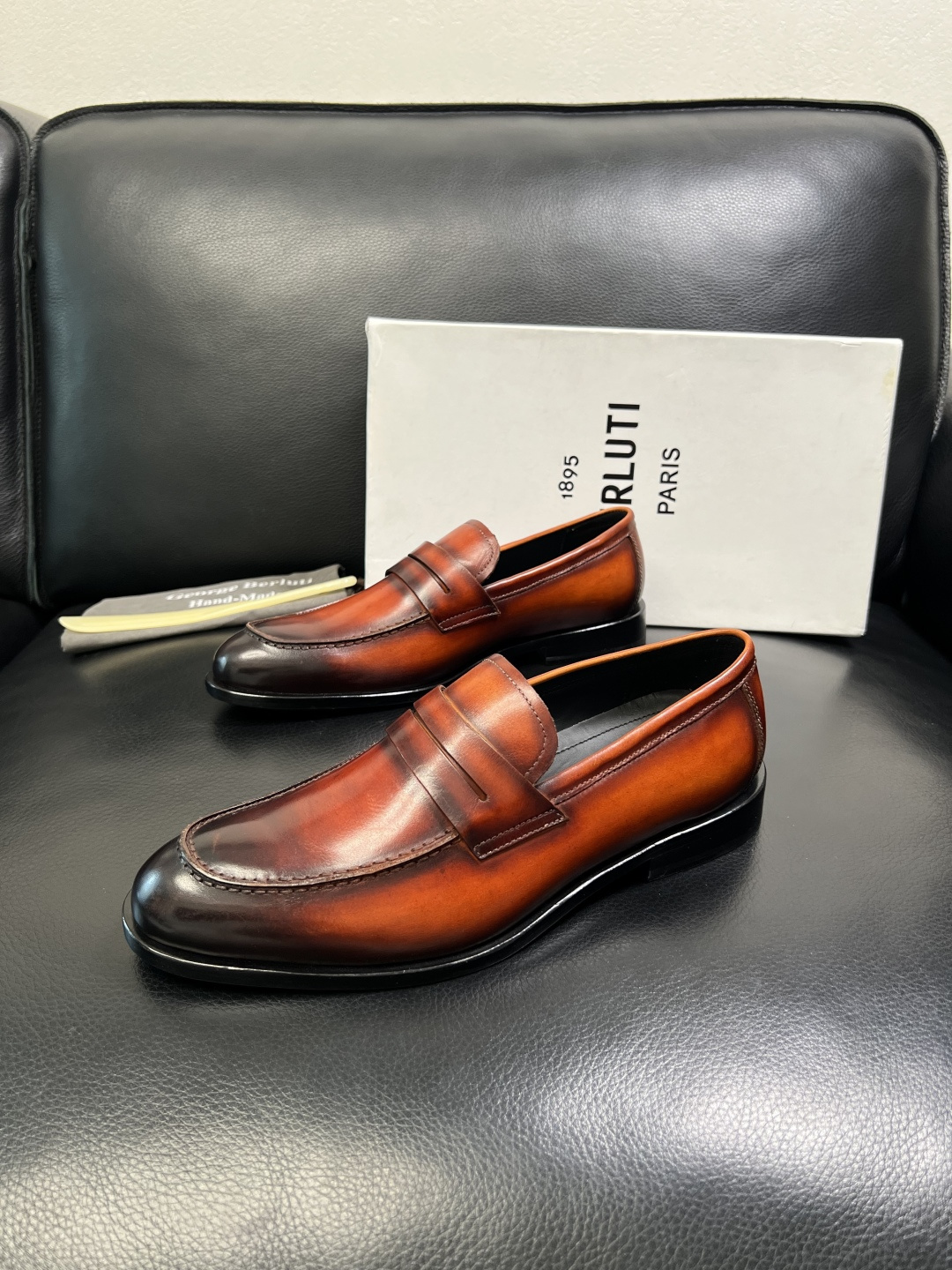 Berluti 顶级代购 布鲁提 专柜同步发售原厂配置，意大利进口牛皮面料，全进口水染牛皮里垫，鞋底：原