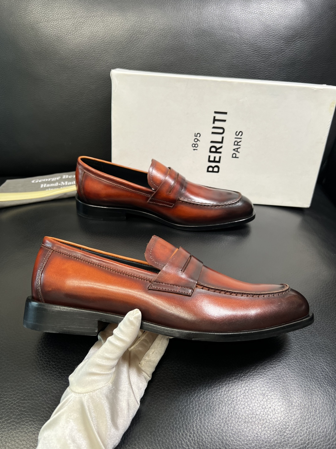 Berluti 顶级代购 布鲁提 专柜同步发售原厂配置，意大利进口牛皮面料，全进口水染牛皮里垫，鞋底：原