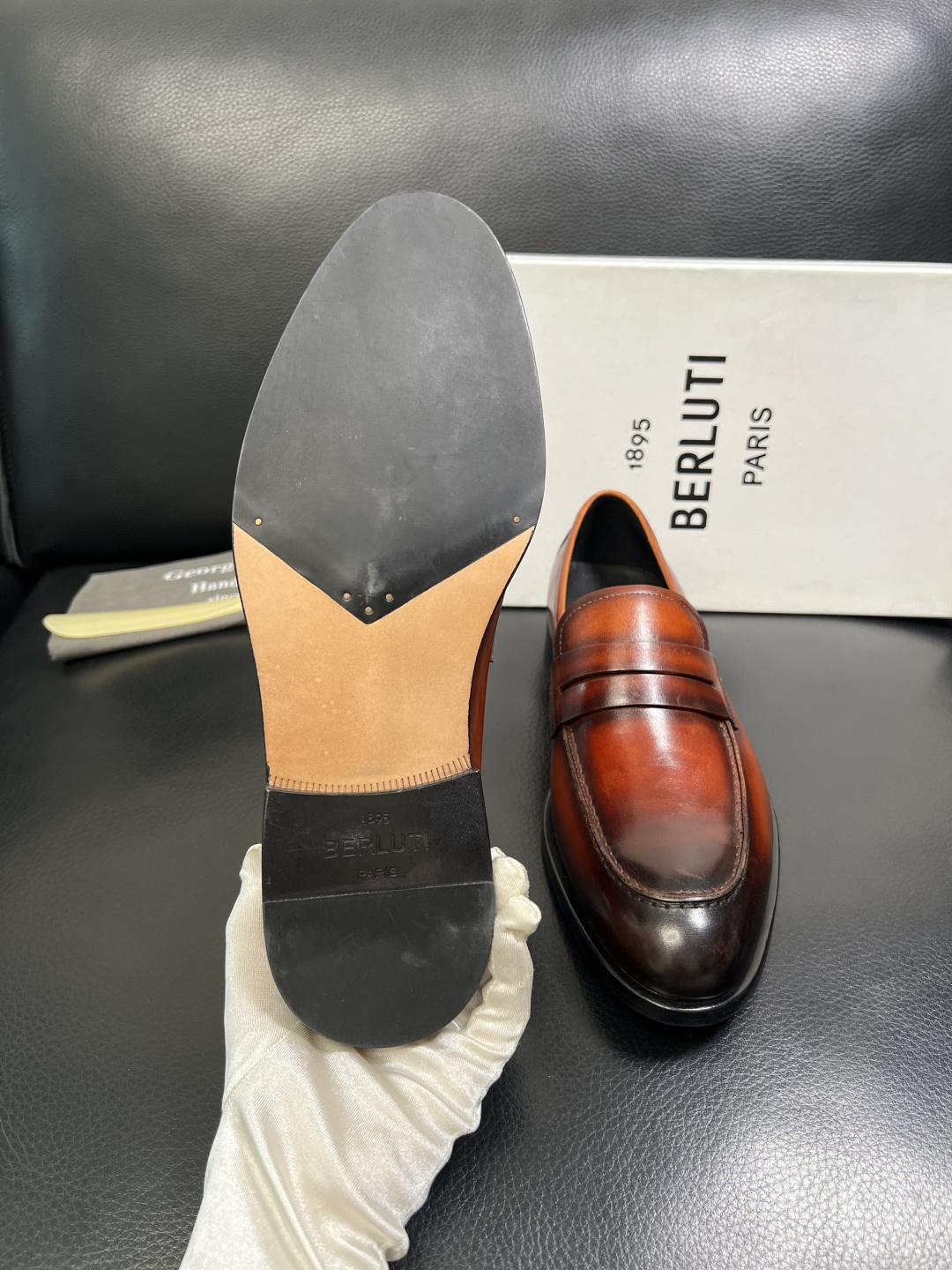 Berluti 顶级代购 布鲁提 专柜同步发售原厂配置，意大利进口牛皮面料，全进口水染牛皮里垫，鞋底：原