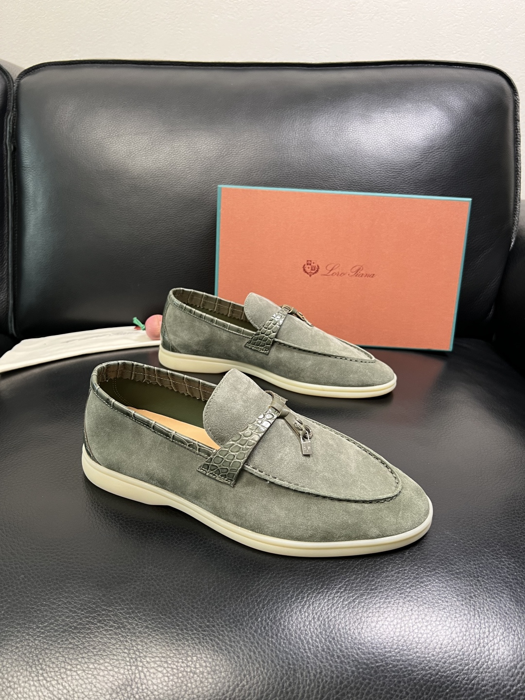 NO:640072,Loro piana high quality full set of packaging airplane box top crafts Loro Piana new product counter synchronized with original configuration, uppers imported from Italy cowhide fabric, water-dyed cowhide lining comfortable, high-quality splicing technology, original soles specially provided by the original factory, exclusive movable molded soles super comfortable, original factory and single goods, welcome to compare, code number 39-44 (order 38 45 46 47), loro piana,cowhide19860909Loro piana 高品质 全套包装飞机盒 顶级工艺品 诺悠翩雅 新品专柜同步原厂配置,鞋面意大利进口牛皮面料,水染牛皮里舒适,高品质拼接工艺,鞋底原厂特供原版底,独家活动成型底超级舒适,原厂跟单货,欢迎对比,码数 39-44（ 订 38 45 46 47）,,loro piana,cowhide,Men's shoes