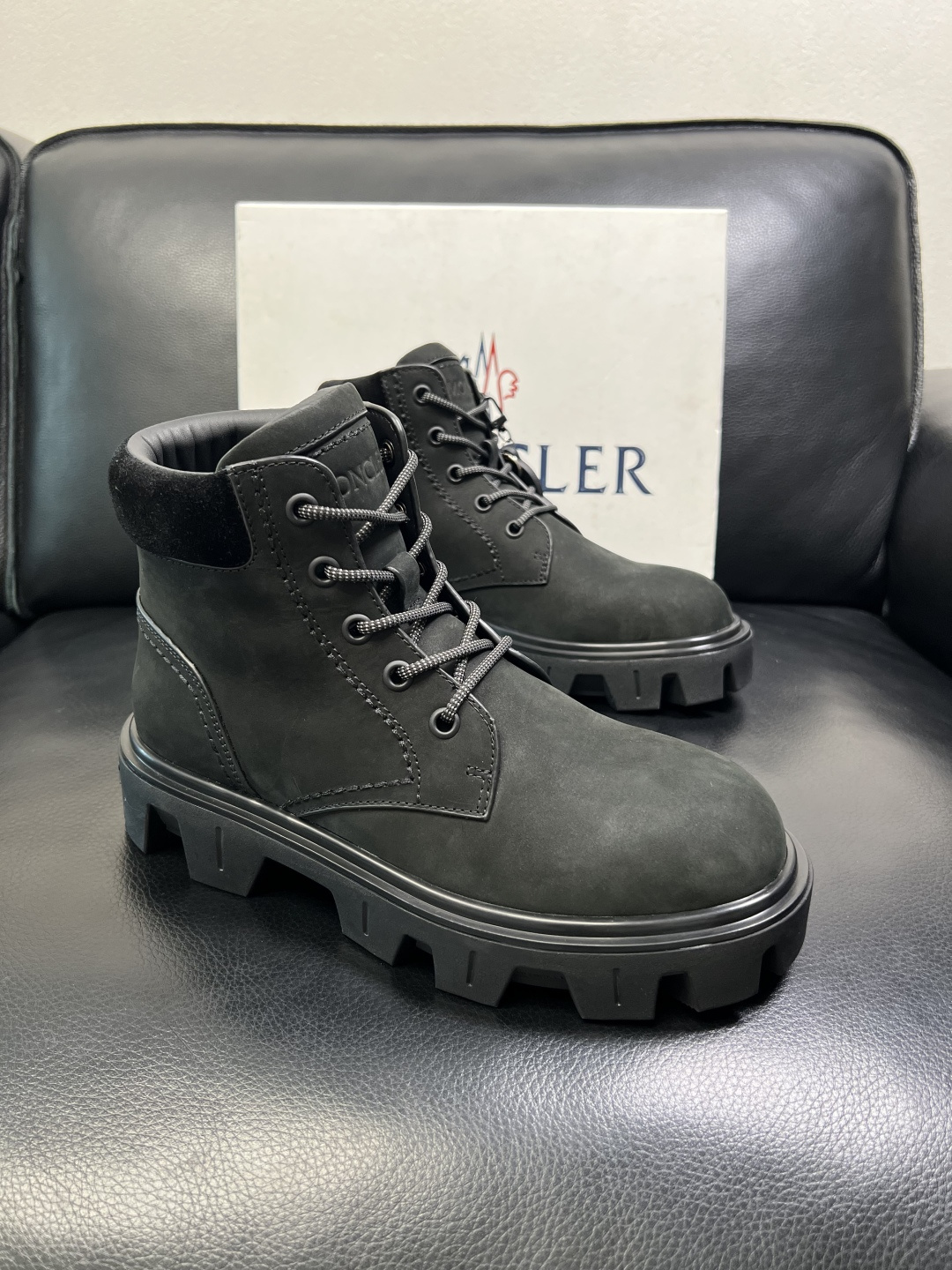 NO:640073,MONCLER high-quality top handicrafts, Moncler boots high-top counter new model, synchronized with original factory configuration, Italian imported cowhide fabric, high-quality complex splicing process, imported water-dyed cowhide inner pads, breathable and comfortable, original soles specially provided by the factory, super comfortable, original factory and single goods, welcome to compare, code number 39-45 (order 45), Moncler, boots, cowhide19860909MONCLER 高品质 顶级工艺品 蒙口 靴子高帮专柜新款同步原厂配置,意大利进口牛皮面料,高品质复杂拼接工艺,进口水染牛皮内里垫透气舒适 鞋底原厂特供原版底超级舒适,原厂跟单货 欢迎对比,码数 39-45（订 45）,,Moncler,boots,cowhide,Men's shoes