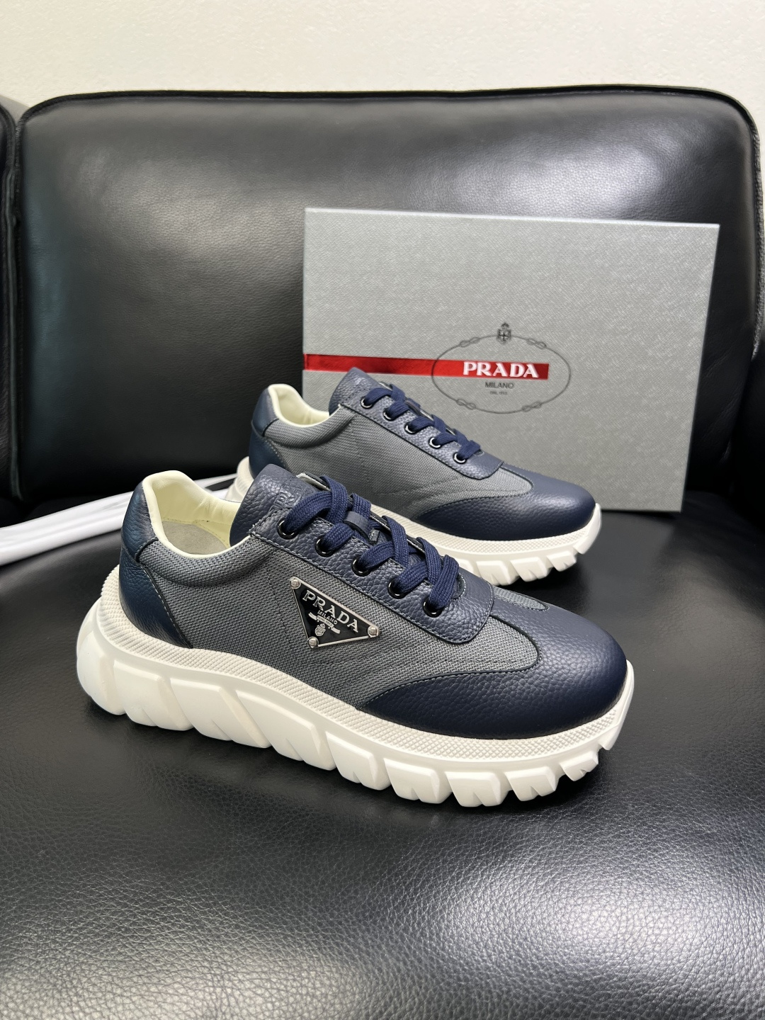 NO:664250,Prada top handicrafts, synchronized with Prada counters, original factory configuration of cowhide patchwork fabric imported from Italy, imported cowhide lining, breathable and comfortable, soles specially provided by the original factory, original factory and single goods, high quality, welcome to compare, code number 38-44 (customized 45 46),, prada, prada, cowhide19860909Prada 顶级工艺品,普拉达 专柜同步,原厂配置意大利进口牛皮拼布面料,进口牛皮内里垫,透气舒适,鞋底原厂特供原版底,原厂跟单货 高品质 欢迎对比,码数 38-44（订做 45 46）,,prada,prada,cowhide,Men's shoes