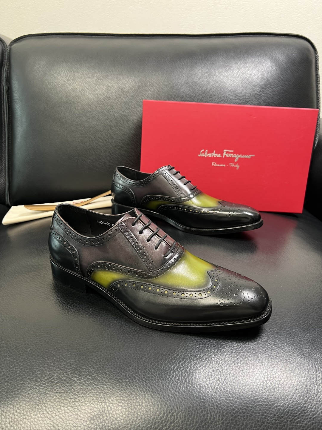 NO:664227,Ferragamo high-quality top handicrafts. Ferragamo counters simultaneously sell original factory configurations, original cowhide imported from Italy, imported water-dyed cowhide, soles specially provided by the original factory and super comfortable, original factory follow-up orders, welcome to compare at the counter simultaneously, code number 39-44 (order 38 45 46), ferragamo, ferragamo, cowhide19860909Ferragamo 高品质 顶级工艺品 菲拉格慕专柜同步发售原厂配置,意大利进口原版牛皮,进口水染牛里 ,鞋底原厂特供原版底超级舒适,原厂跟单货 ,欢迎对比专柜同步,码数 39-44（订38 45 46）,,ferragamo,ferragamo,cowhide,Men's shoes