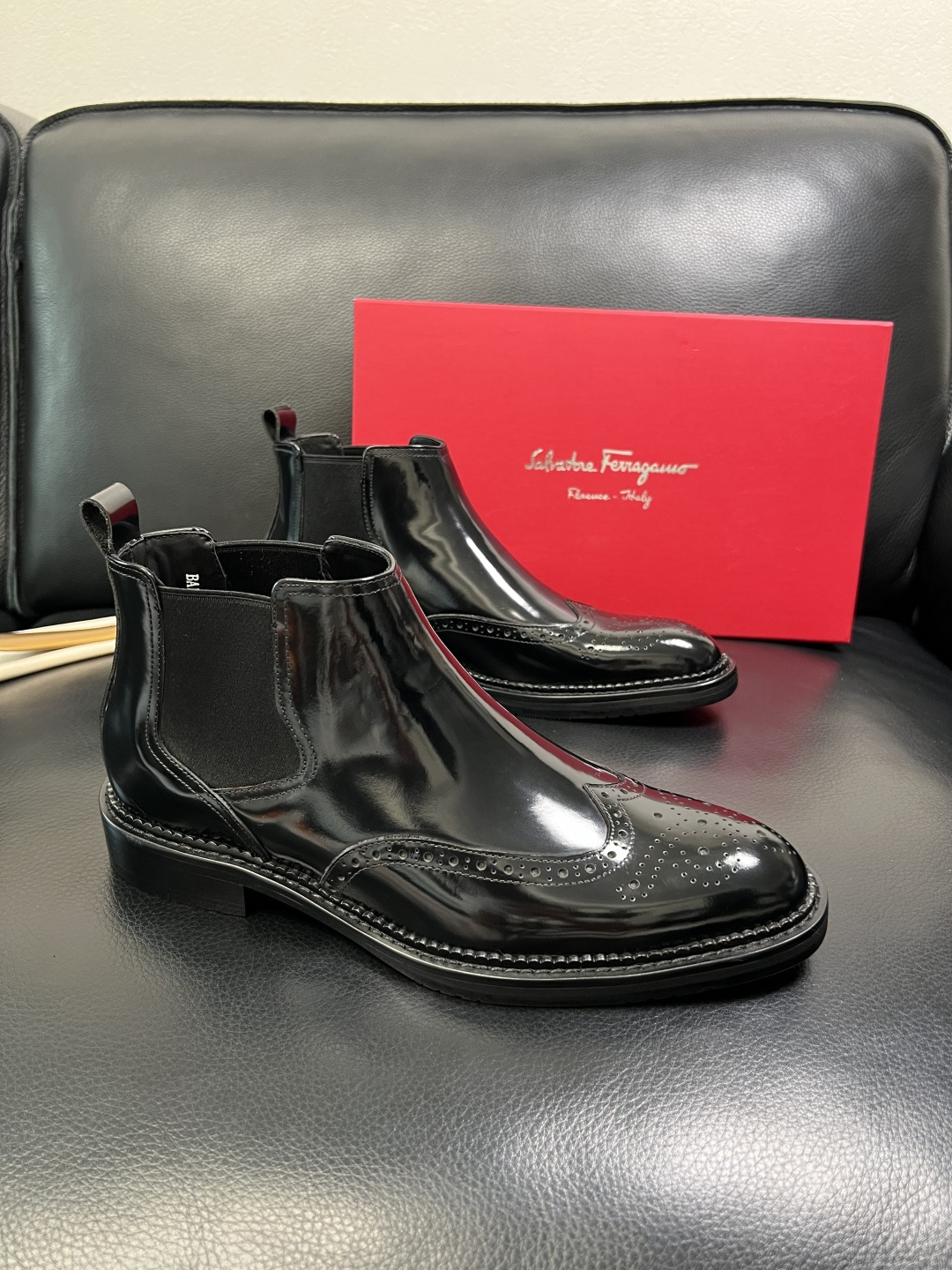 NO:664234,Ferragamo high-quality top handicrafts. Ferragamo high-top boots are available at the counter at the same time. The original configuration is imported from Italy. The original cowhide is imported from Italy. The imported water-dyed cowhide is used. The sole is super comfortable. The original sole is super comfortable. The original factory follows the order. Welcome to compare at the counter. The code number is 39-44 (customized 38 45 46), ferragamo, ferragamo, boots, cowhide.19860909Ferragamo 高品质 顶级工艺品 菲拉格慕 靴子高帮专柜同步发售原厂配置,意大利进口原版牛皮,进口水染牛里 ,鞋底原厂特供原版底超级舒适,原厂跟单货 ,欢迎对比专柜同步,码数 39-44（订做 38 45 46）,,ferragamo,ferragamo,boots,cowhide,Men's shoes