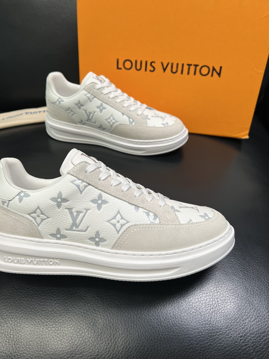 Lv 高品质 顶级工艺品 路易威登 运动板鞋专柜同步原厂配置，鞋面意大利进口，高品质拼接缤纷色彩复杂工艺