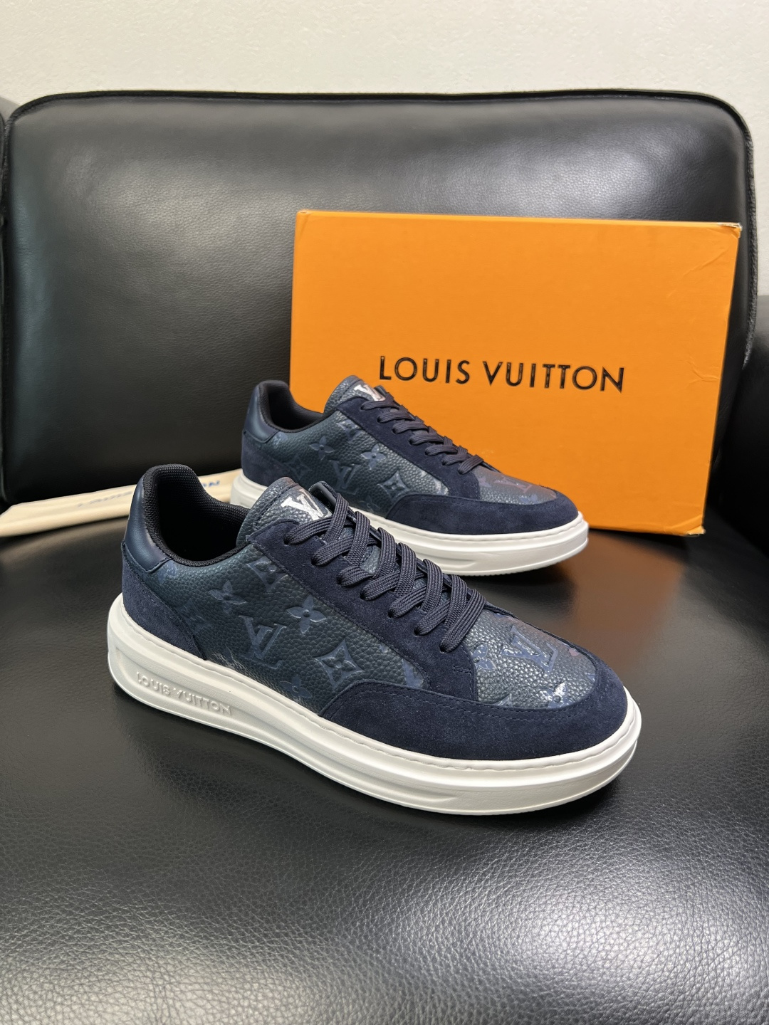 NO:664246,Lv high quality top crafts Louis Vuitton sports sneakers counter synchronizes with the original configuration, the uppers are imported from Italy, high-quality splicing colorful and complex crafts, the imported cowhide lining is soft and comfortable, the soles are specially provided by the original factory, TPU exclusive movable molded soles are super comfortable, original factory and single goods, welcome to compare, code number 38-44 (customized 45),, louis vuitton, louis vuitton, cowhide19860909Lv 高品质 顶级工艺品 路易威登 运动板鞋专柜同步原厂配置,鞋面意大利进口,高品质拼接缤纷色彩复杂工艺品,进口牛皮内里垫柔软舒适,鞋底原厂特供原版底,TPU独家活动成型底超级舒适,原厂跟单货,欢迎对比,码数 38-44（订做45）,,louis vuitton,louis vuitton,cowhide,Men's shoes