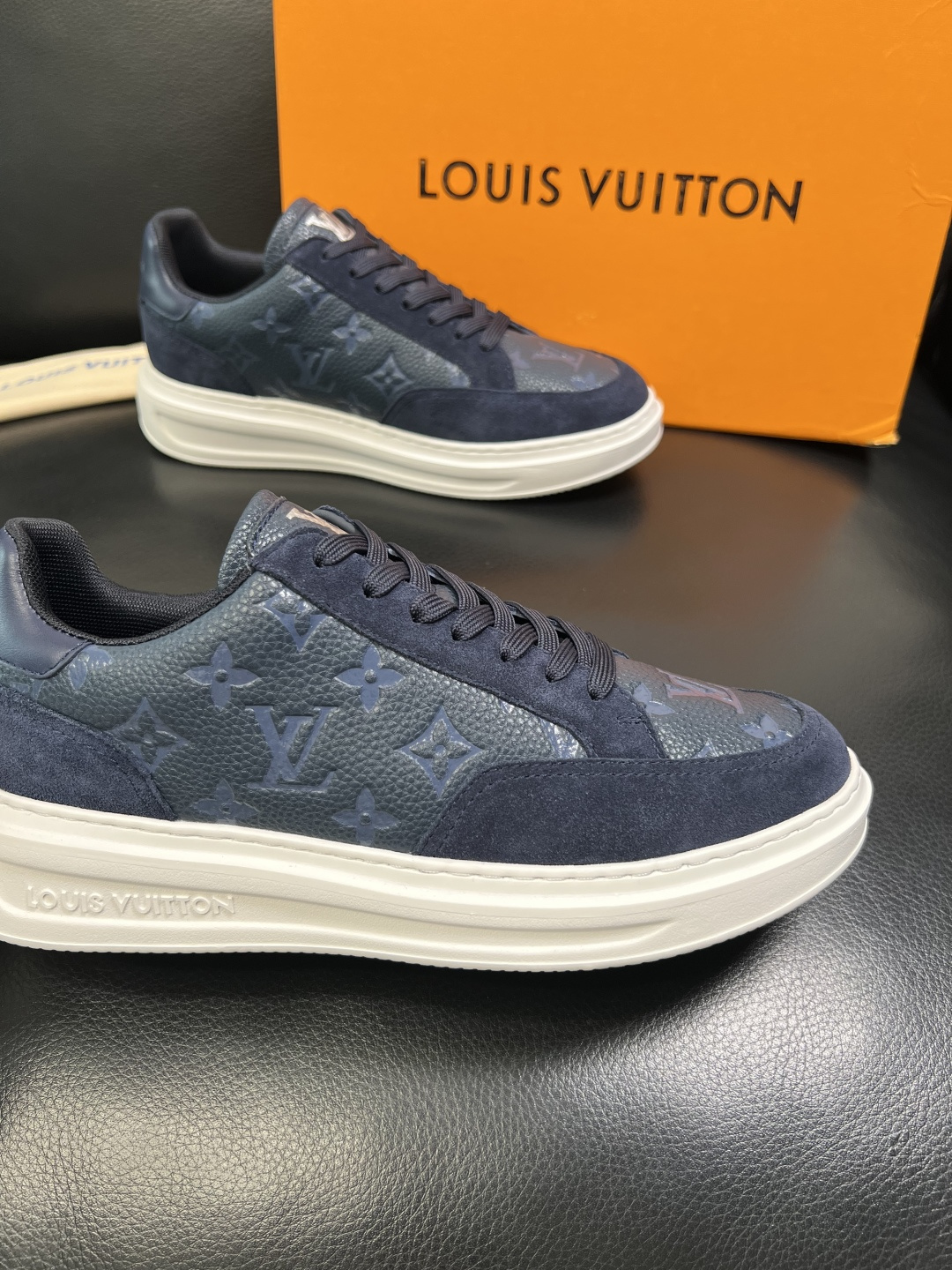 Lv 高品质 顶级工艺品 路易威登 运动板鞋专柜同步原厂配置，鞋面意大利进口，高品质拼接缤纷色彩复杂工艺