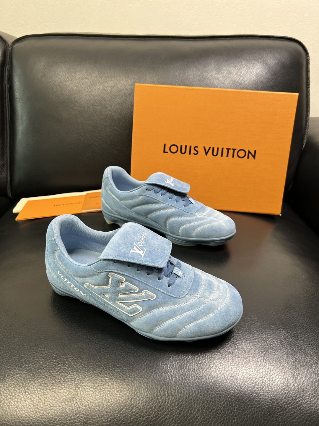 NO:664429,Lv high-quality top crafts Louis Vuitton, counters are equipped with original factory configurations, uppers are imported from Italy, high-quality spliced colorful and complex crafts, imported water-dyed cow lining is soft and comfortable, the soles are specially provided by the original factory, TPU exclusive movable molded soles are super comfortable, original factory and single goods, welcome to compare, couple models, size female 35-39 male 39-44 (custom-made female 40 38 45 46), louis vuitton, louis  vuitton19860909Lv 高品质 顶级工艺品 路易威登,专柜同步原厂配置,鞋面意大利进口,高品质拼接缤纷色彩复杂工艺品,进口水染牛里垫柔软舒适,鞋底原厂特供原版底,TPU独家活动成型底超级舒适,原厂跟单货,欢迎对比,情侣款 码数女35-39 男39-44（订做女40 38 45 46）,,louis vuitton,louis vuitton,Men's shoes