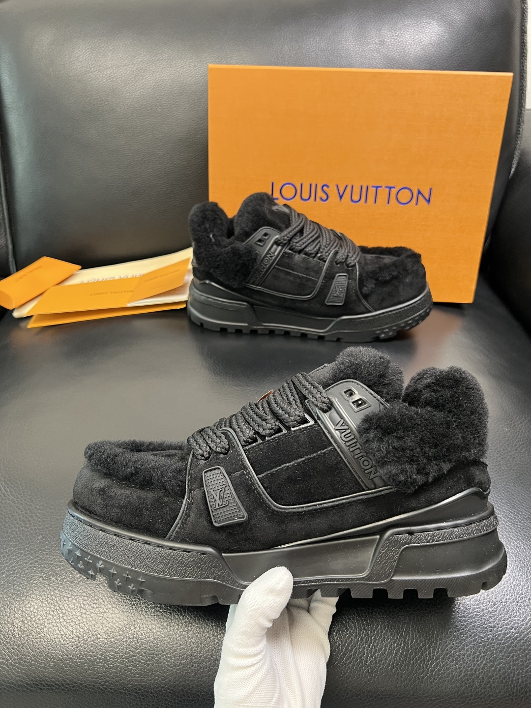 Lv 高品质 顶级工艺品 路易威登，专柜同步原厂配置，鞋面意大利进口，高品质拼接缤纷色彩复杂工艺品，进口