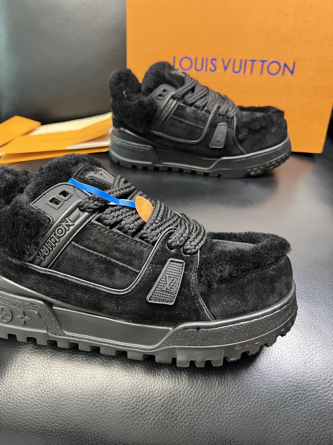 Lv 高品质 顶级工艺品 路易威登，专柜同步原厂配置，鞋面意大利进口，高品质拼接缤纷色彩复杂工艺品，进口