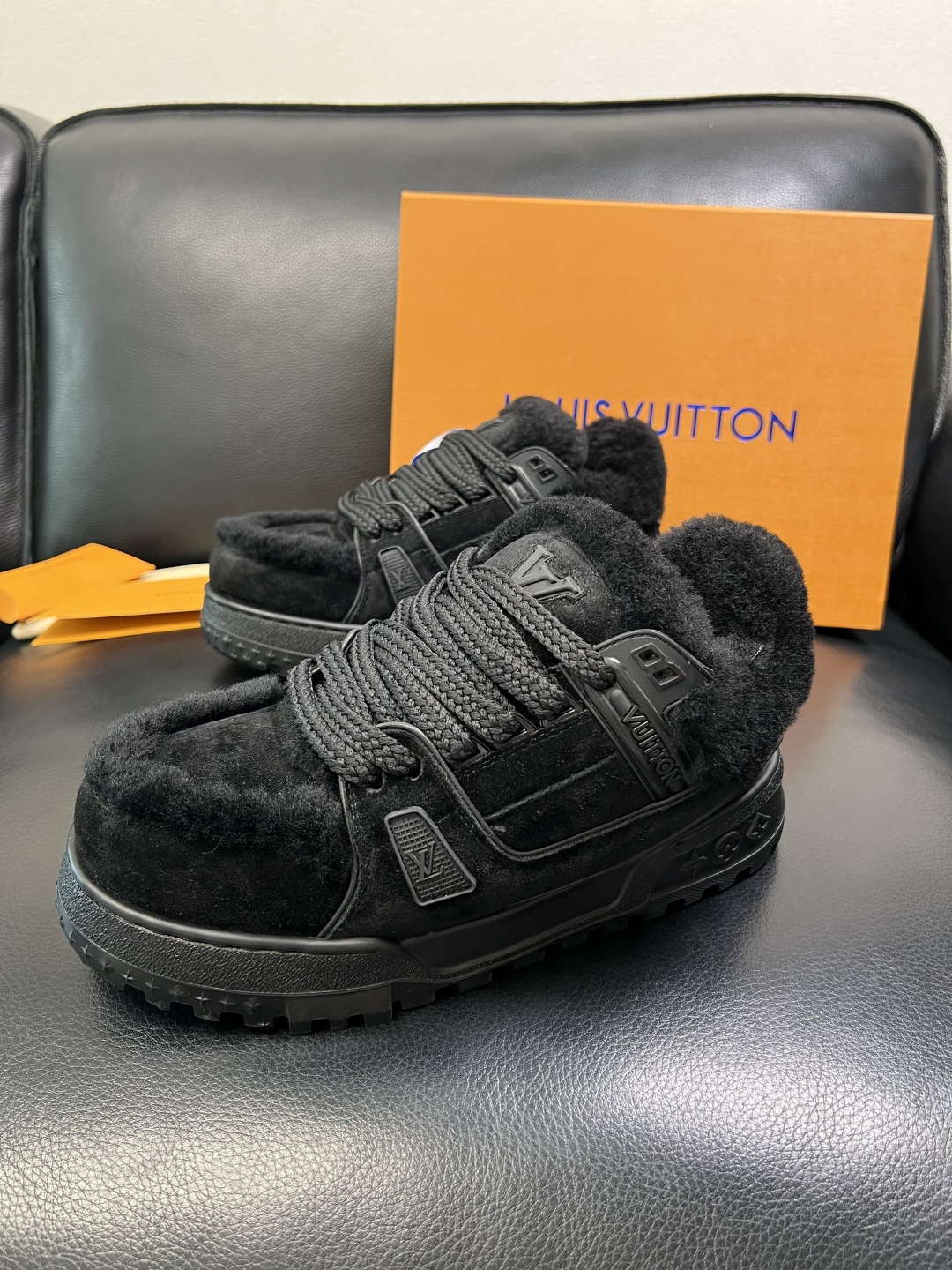 Lv 高品质 顶级工艺品 路易威登，专柜同步原厂配置，鞋面意大利进口，高品质拼接缤纷色彩复杂工艺品，进口