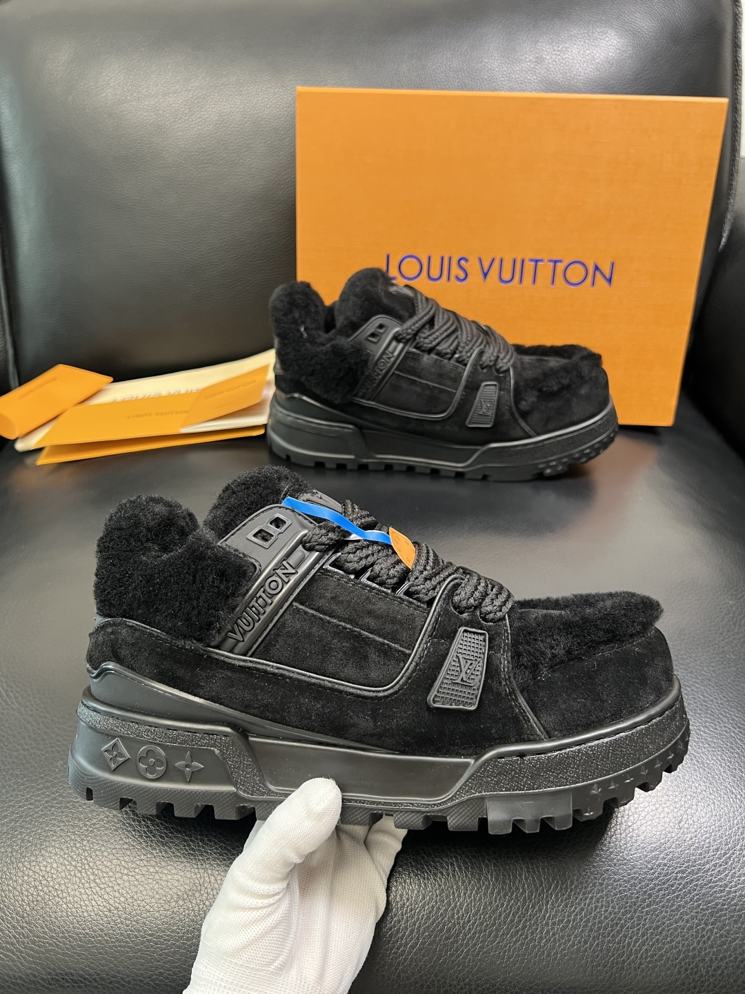 Lv 高品质 顶级工艺品 路易威登，专柜同步原厂配置，鞋面意大利进口，高品质拼接缤纷色彩复杂工艺品，进口