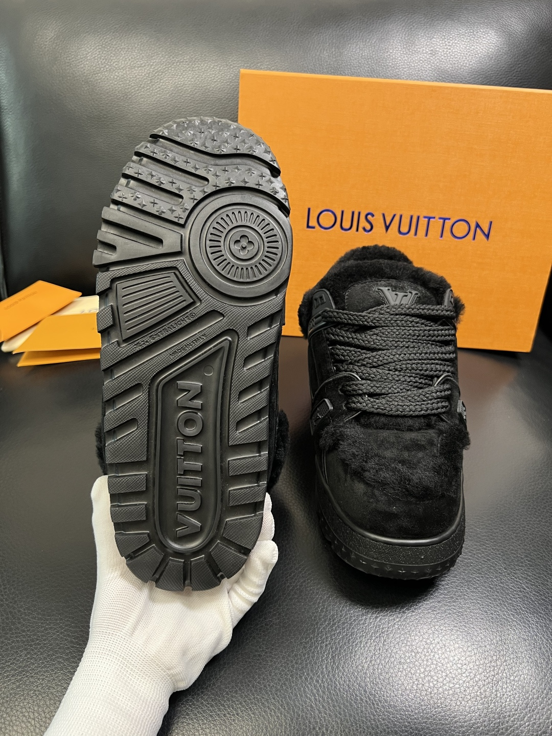 Lv 高品质 顶级工艺品 路易威登，专柜同步原厂配置，鞋面意大利进口，高品质拼接缤纷色彩复杂工艺品，进口