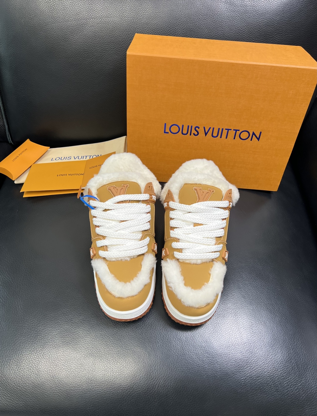 Lv 高品质 顶级工艺品 路易威登，专柜同步原厂配置，鞋面意大利进口，高品质拼接缤纷色彩复杂工艺品，进口