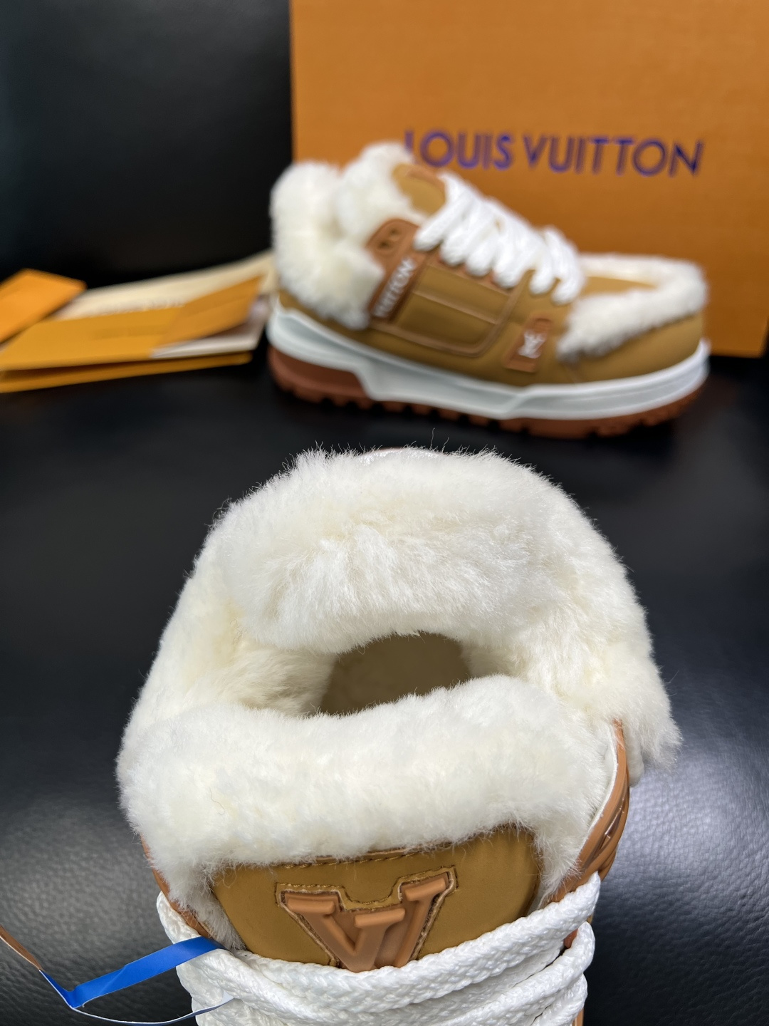 Lv 高品质 顶级工艺品 路易威登，专柜同步原厂配置，鞋面意大利进口，高品质拼接缤纷色彩复杂工艺品，进口