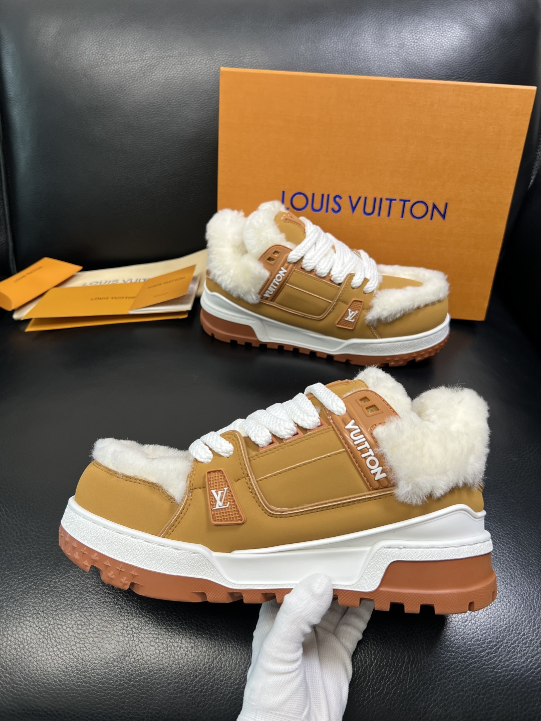 Lv 高品质 顶级工艺品 路易威登，专柜同步原厂配置，鞋面意大利进口，高品质拼接缤纷色彩复杂工艺品，进口