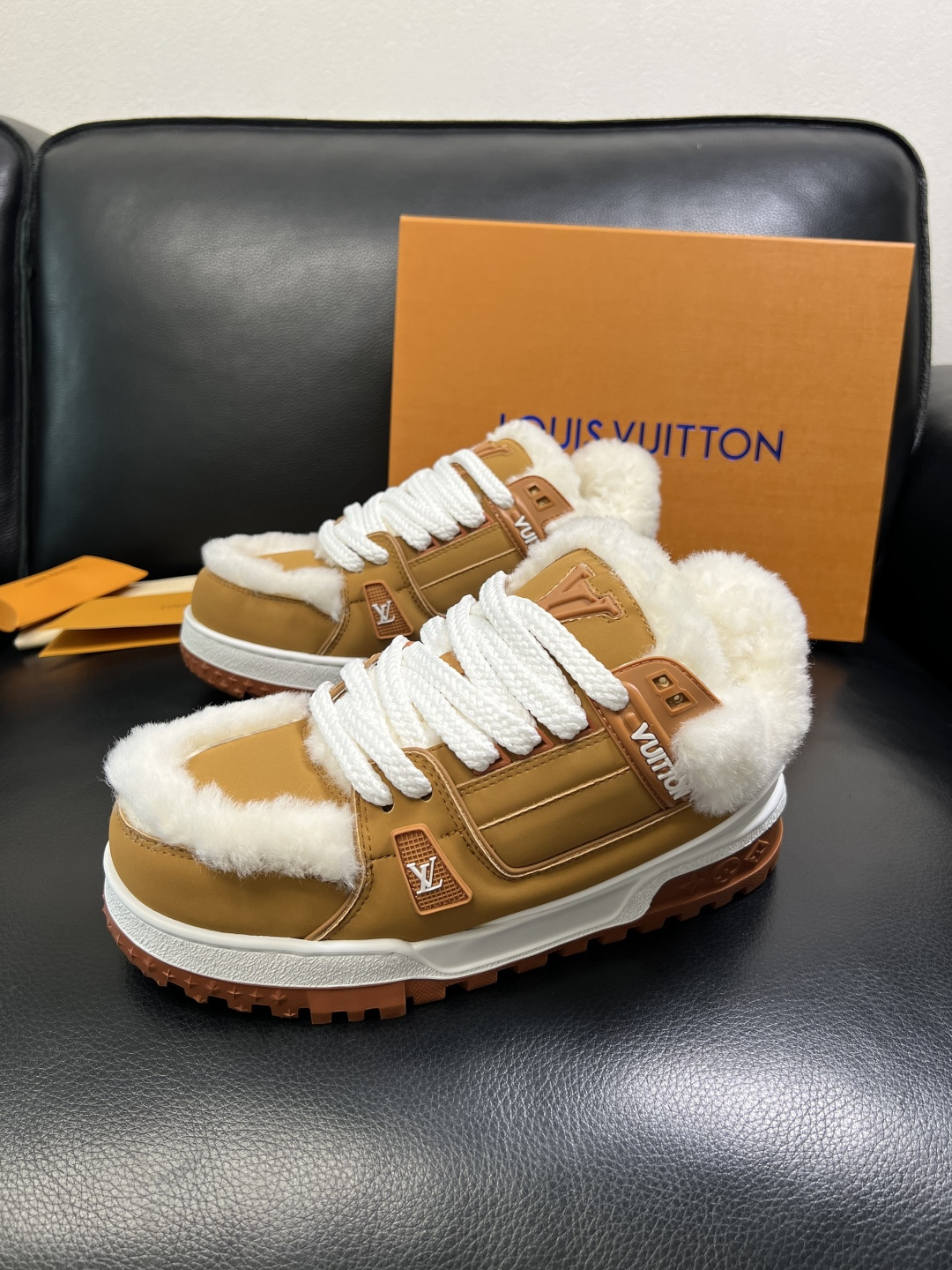 Lv 高品质 顶级工艺品 路易威登，专柜同步原厂配置，鞋面意大利进口，高品质拼接缤纷色彩复杂工艺品，进口