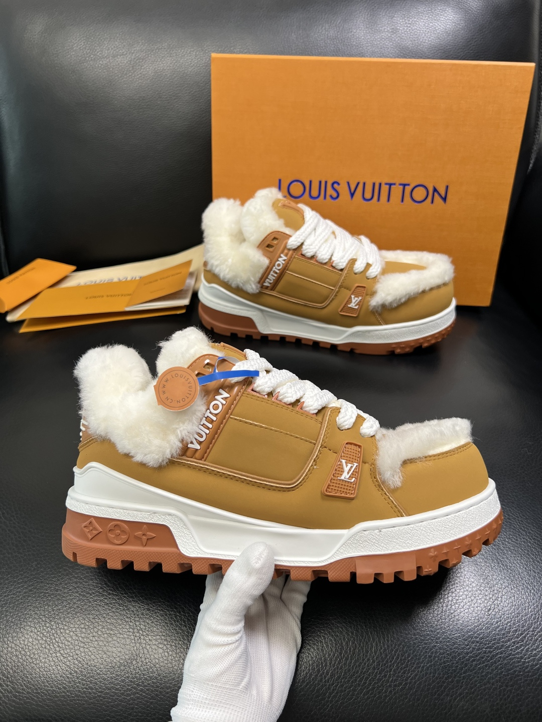 Lv 高品质 顶级工艺品 路易威登，专柜同步原厂配置，鞋面意大利进口，高品质拼接缤纷色彩复杂工艺品，进口