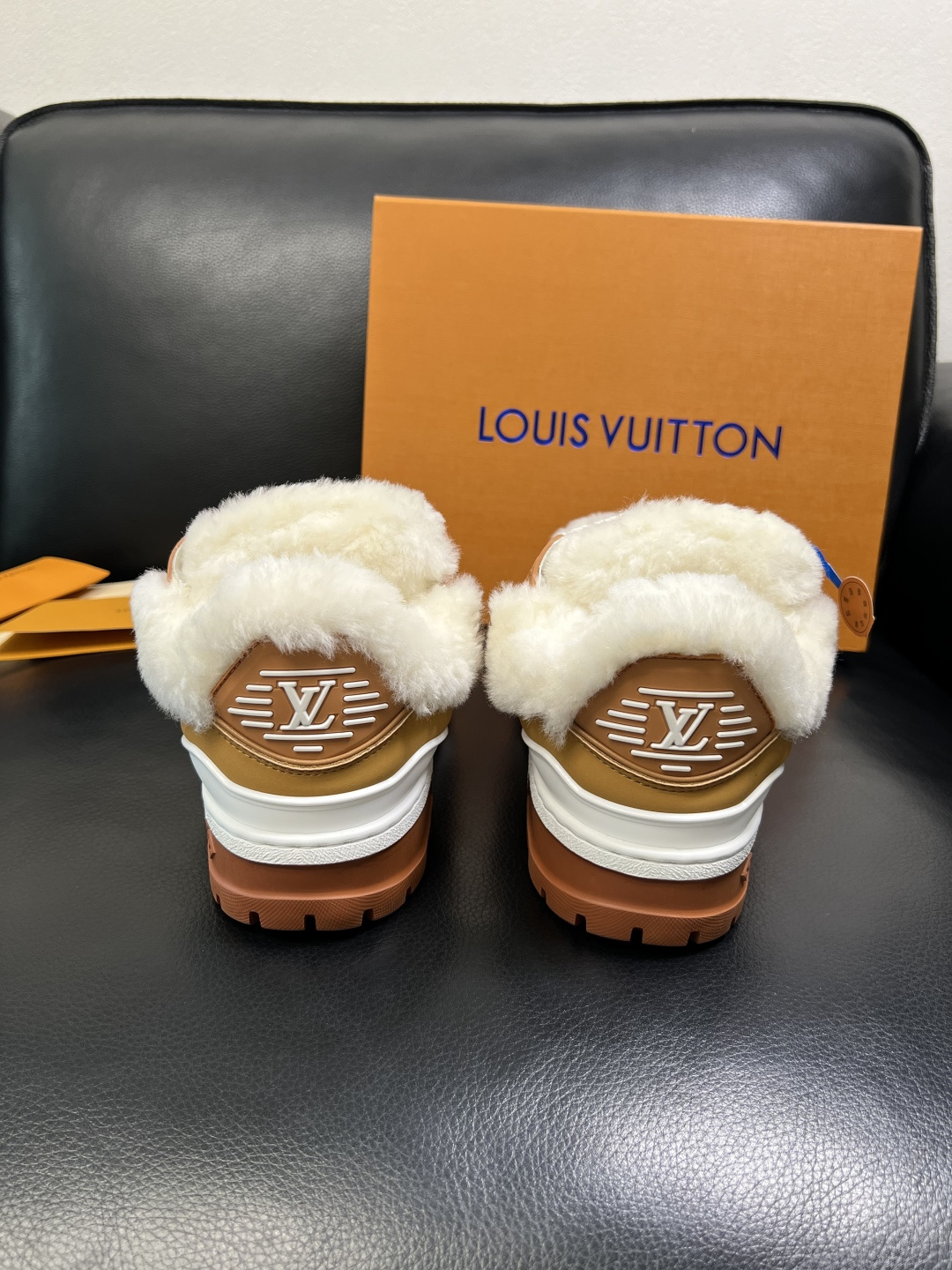 Lv 高品质 顶级工艺品 路易威登，专柜同步原厂配置，鞋面意大利进口，高品质拼接缤纷色彩复杂工艺品，进口