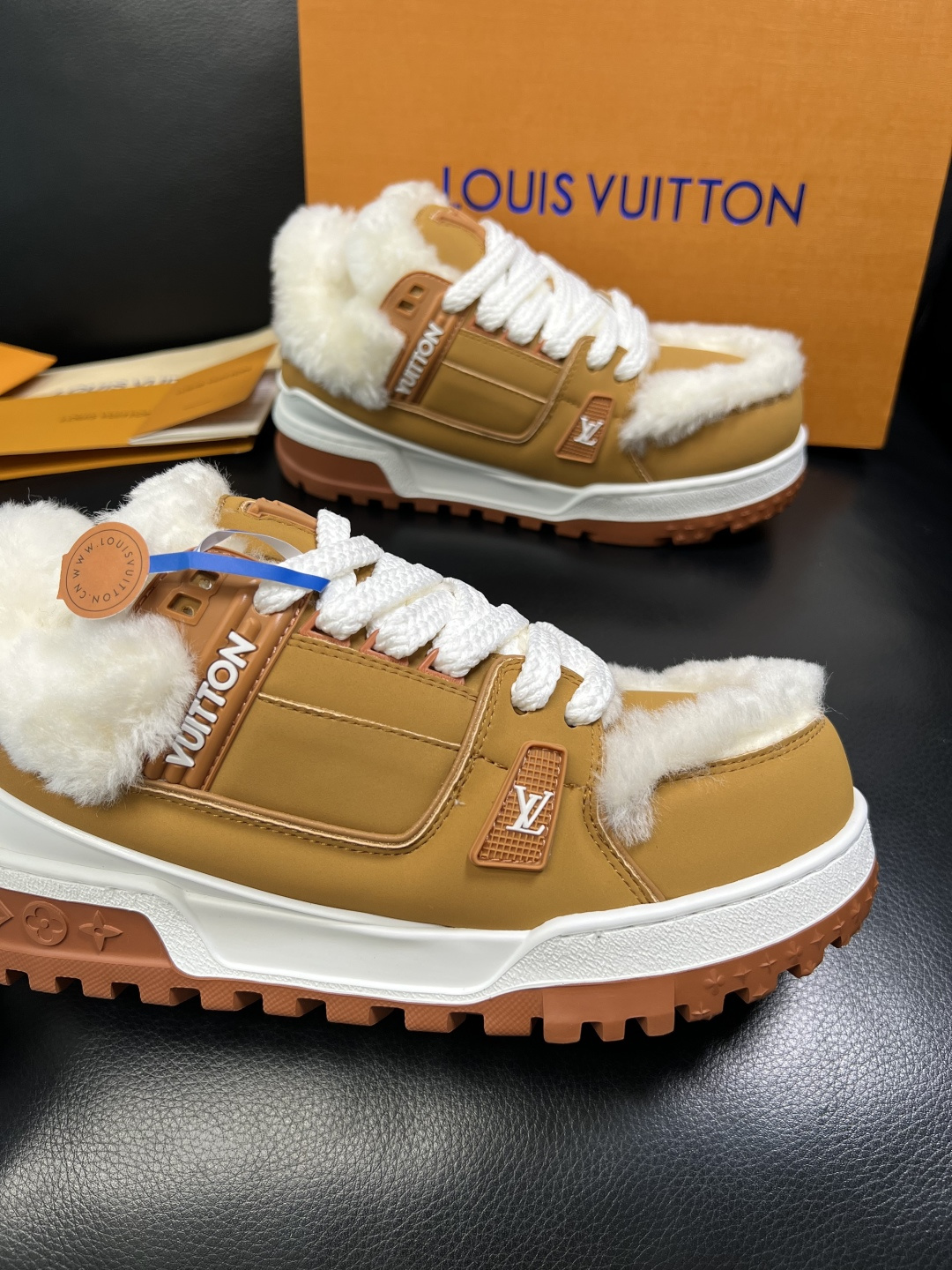 Lv 高品质 顶级工艺品 路易威登，专柜同步原厂配置，鞋面意大利进口，高品质拼接缤纷色彩复杂工艺品，进口