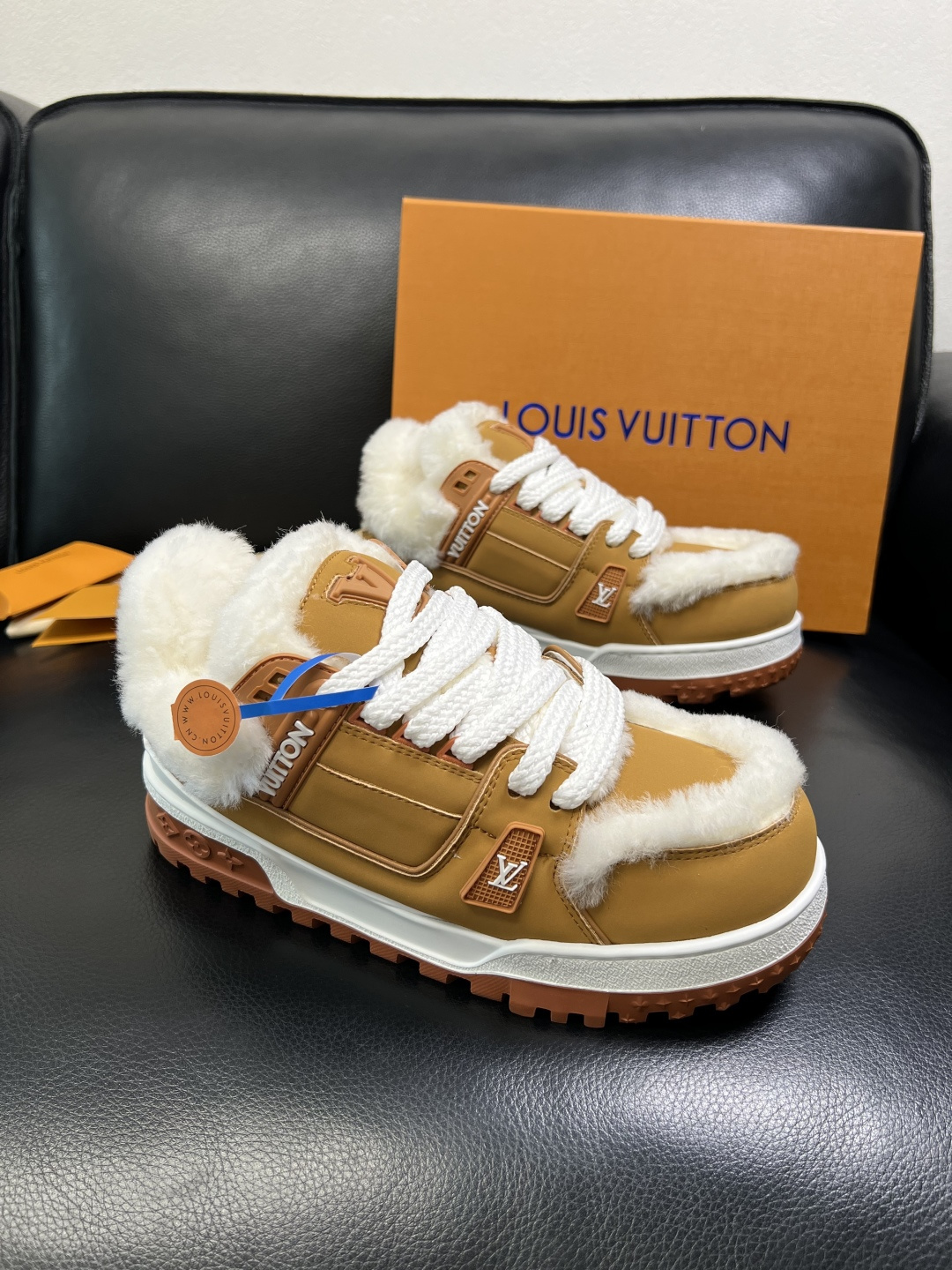 NO:664369,Lv high-quality top crafts Louis Vuitton, counters are equipped with original factory configurations, uppers are imported from Italy, high-quality spliced colorful and complex crafts, imported wool lining is warm, soft and comfortable, original soles are specially provided by the original factory, TPU exclusive movable molded soles are super comfortable, original factory follow-up goods, welcome to compare, couple size size female 35-39 male 39-44 (custom-made female 40 38 45 46), louis vuitton, louis  vuitton19860909Lv 高品质 顶级工艺品 路易威登,专柜同步原厂配置,鞋面意大利进口,高品质拼接缤纷色彩复杂工艺品,进口羊毛内里保暖柔软舒适,鞋底原厂特供原版底,TPU独家活动成型底超级舒适,原厂跟单货,欢迎对比,情侣款 码数女35-39 男39-44（订做女40 38 45 46）,,louis vuitton,louis vuitton,Men's shoes