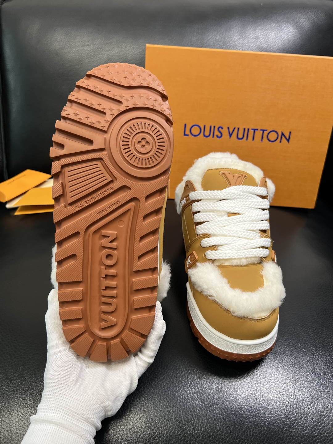 Lv 高品质 顶级工艺品 路易威登，专柜同步原厂配置，鞋面意大利进口，高品质拼接缤纷色彩复杂工艺品，进口