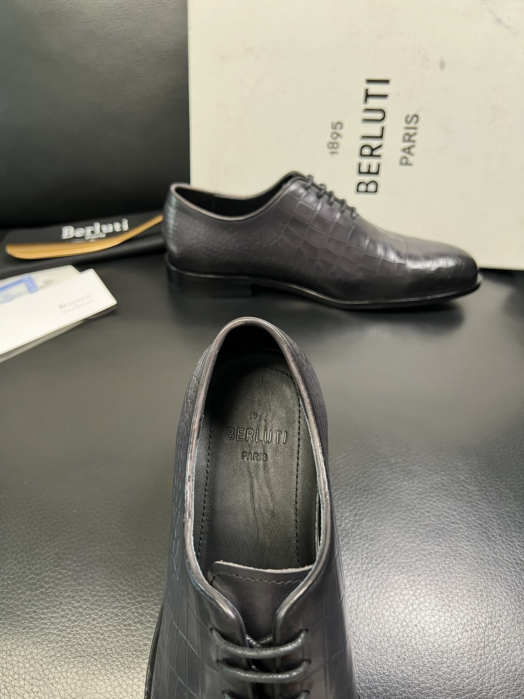 Berluti 顶级代购 布鲁提 专柜同步发售原厂配置，意大利进口牛皮面料，全进口水染牛皮里垫，鞋底：原