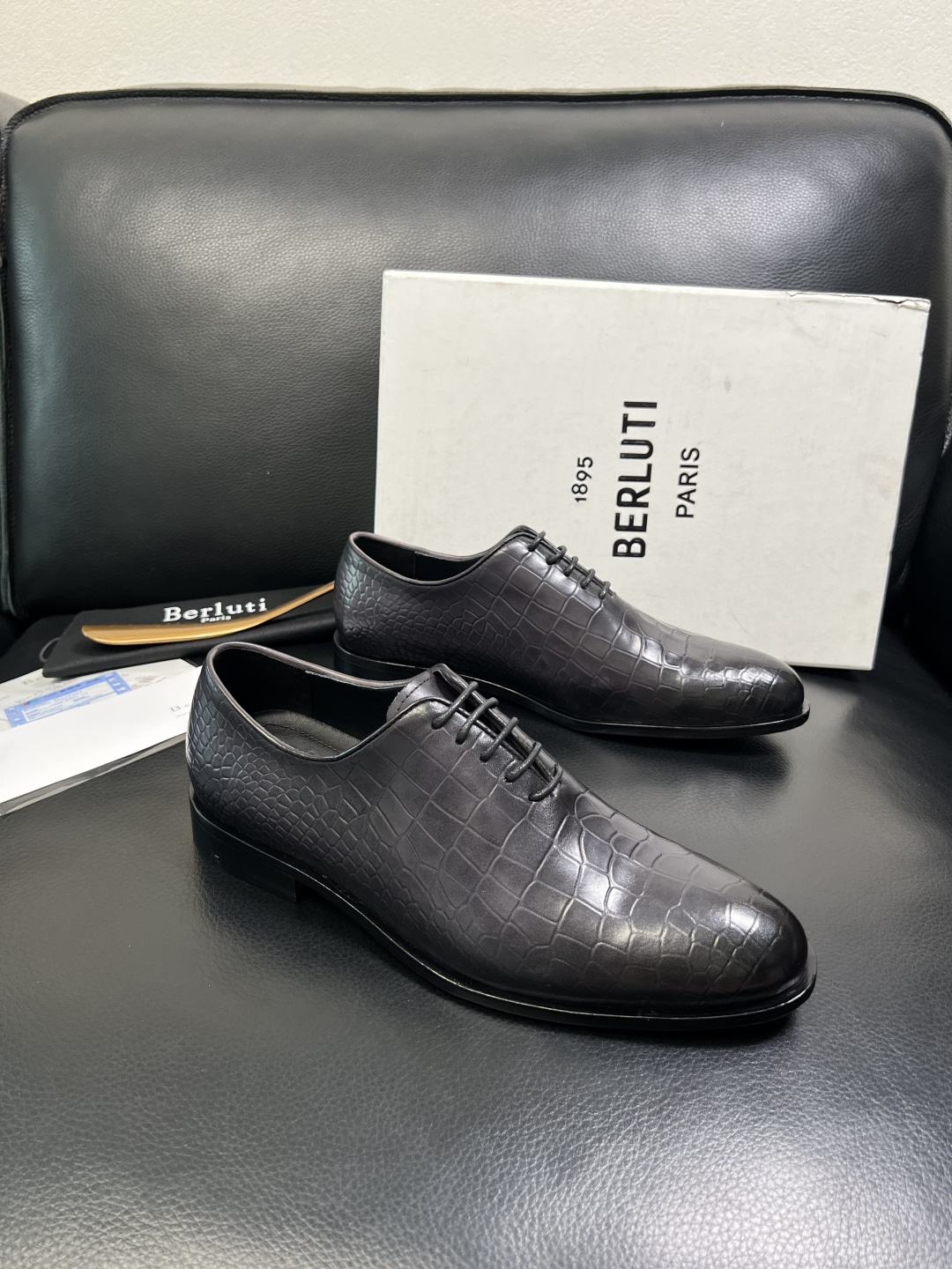 Berluti 顶级代购 布鲁提 专柜同步发售原厂配置，意大利进口牛皮面料，全进口水染牛皮里垫，鞋底：原