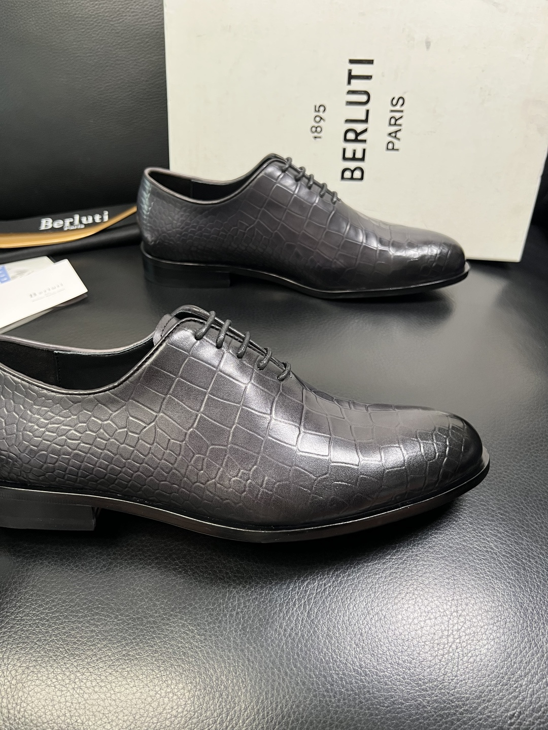 Berluti 顶级代购 布鲁提 专柜同步发售原厂配置，意大利进口牛皮面料，全进口水染牛皮里垫，鞋底：原