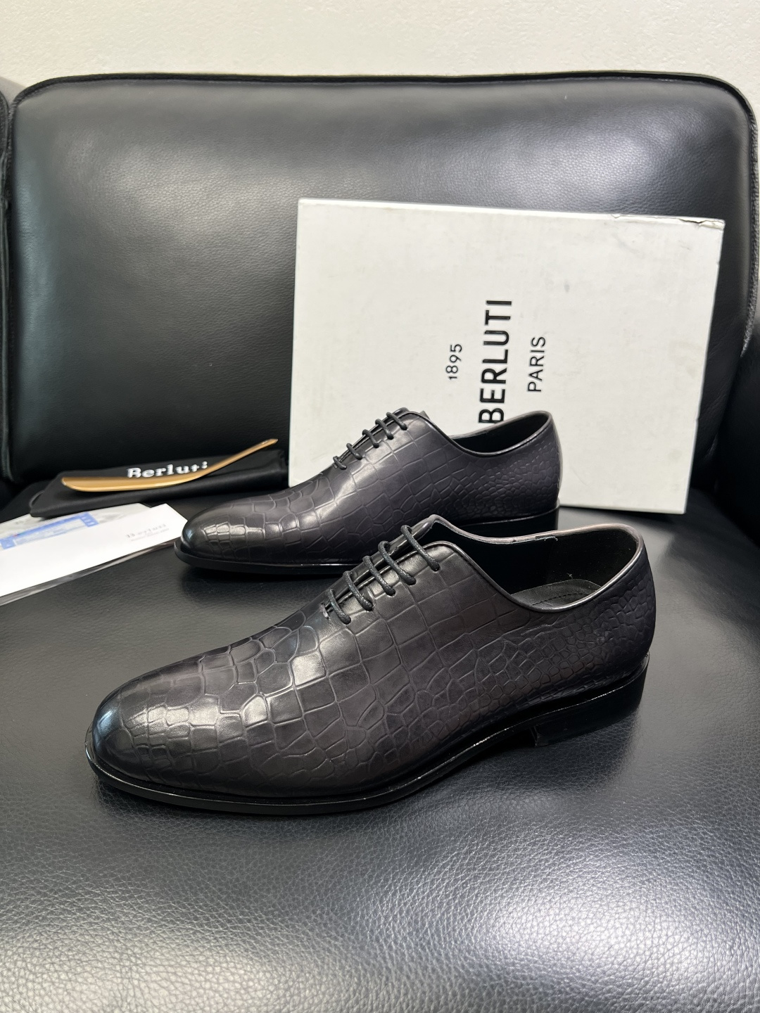 Berluti 顶级代购 布鲁提 专柜同步发售原厂配置，意大利进口牛皮面料，全进口水染牛皮里垫，鞋底：原