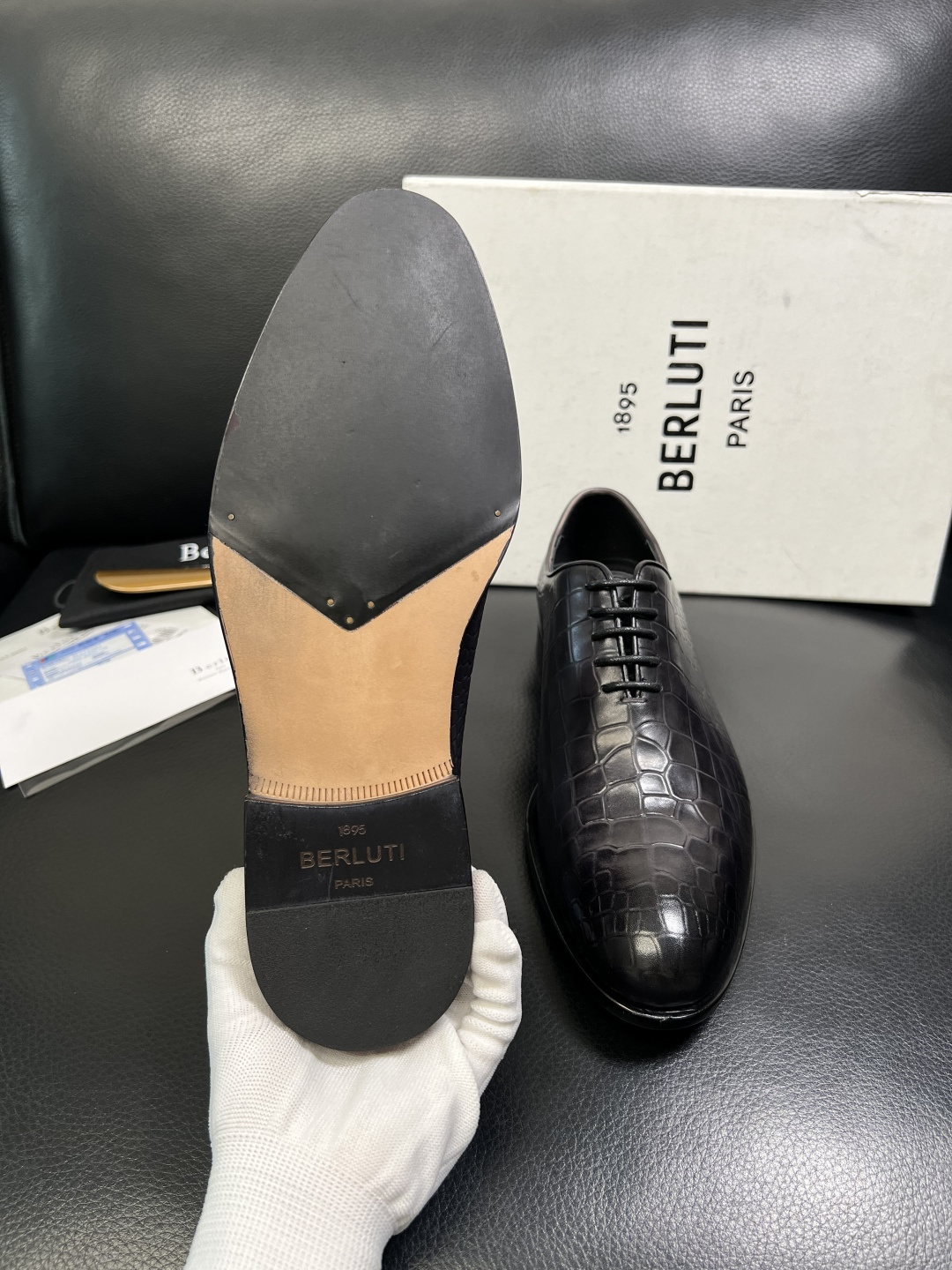 Berluti 顶级代购 布鲁提 专柜同步发售原厂配置，意大利进口牛皮面料，全进口水染牛皮里垫，鞋底：原