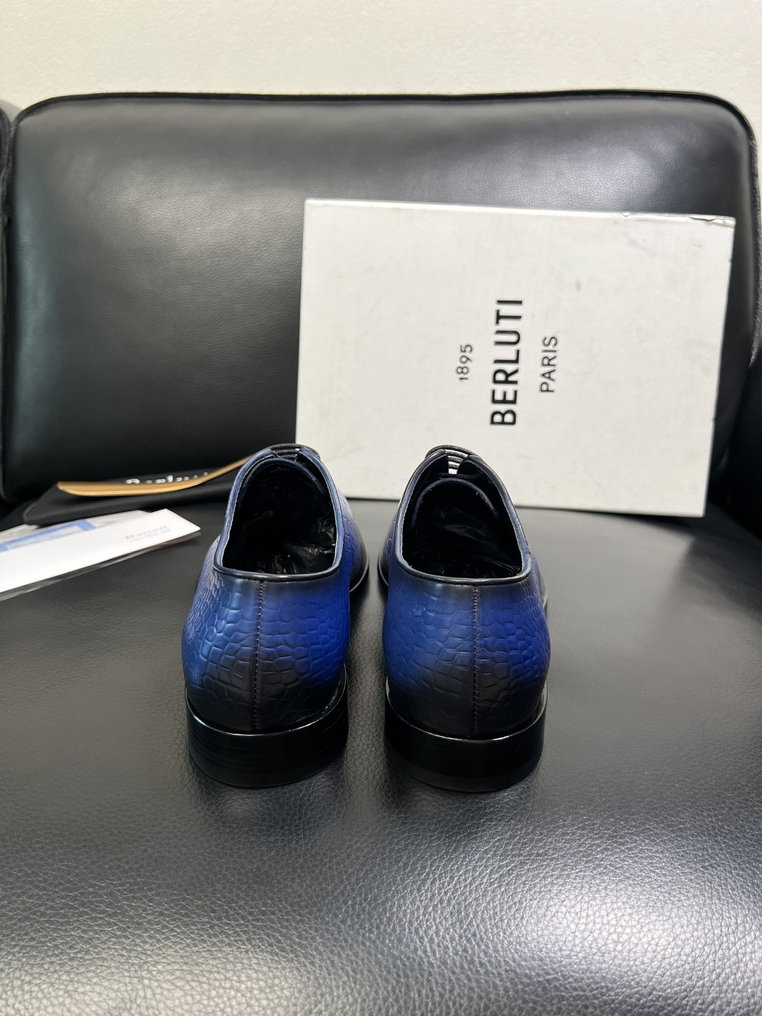 Berluti 顶级代购 布鲁提 专柜同步发售原厂配置，意大利进口牛皮面料，全进口水染牛皮里垫，鞋底：原