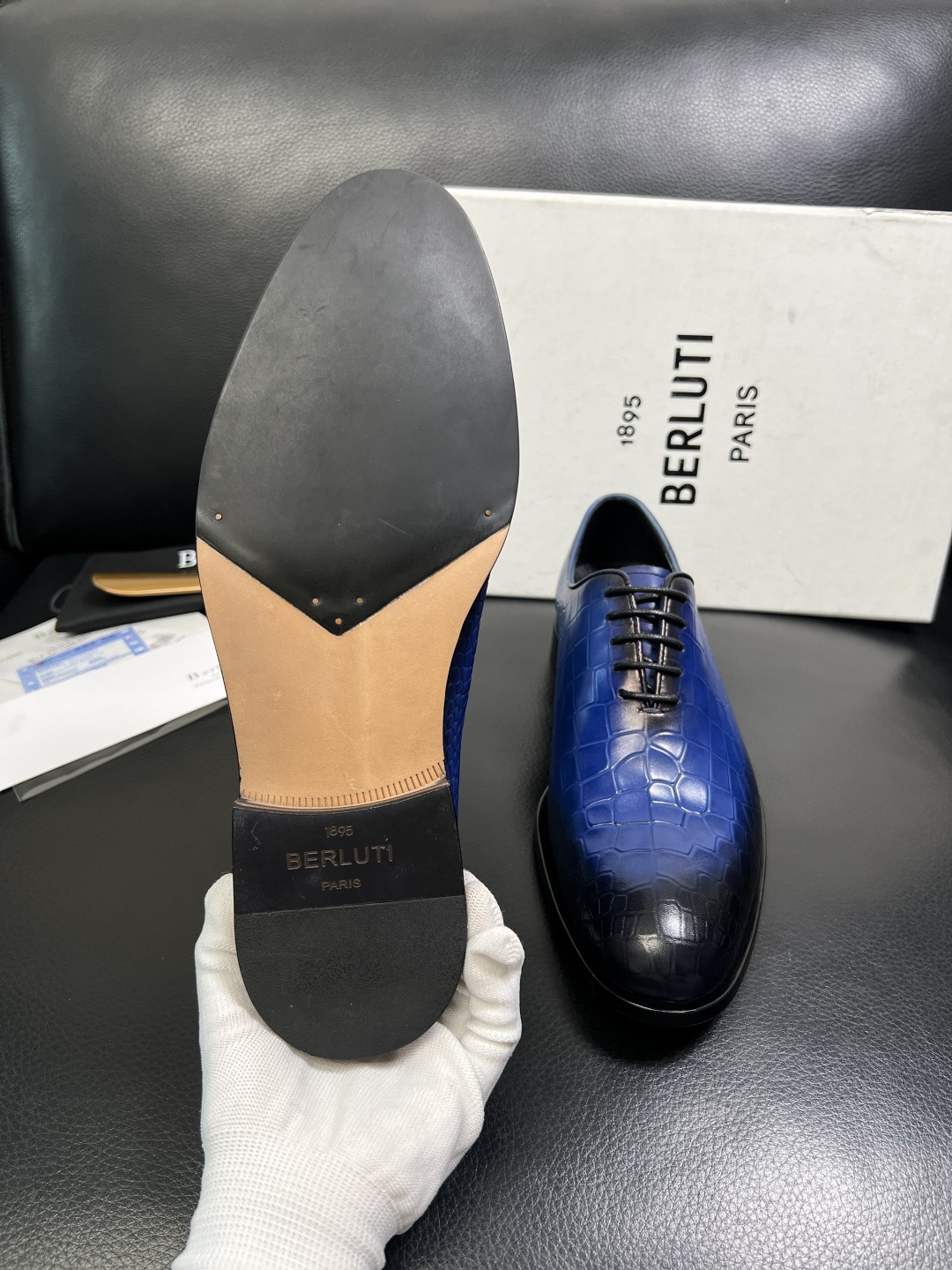Berluti 顶级代购 布鲁提 专柜同步发售原厂配置，意大利进口牛皮面料，全进口水染牛皮里垫，鞋底：原