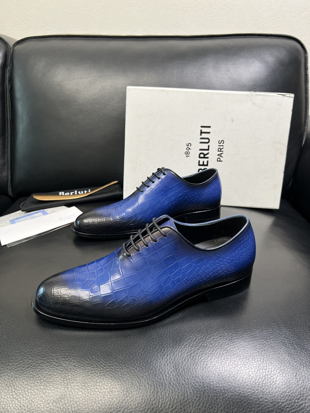 Berluti 顶级代购 布鲁提 专柜同步发售原厂配置，意大利进口牛皮面料，全进口水染牛皮里垫，鞋底：原