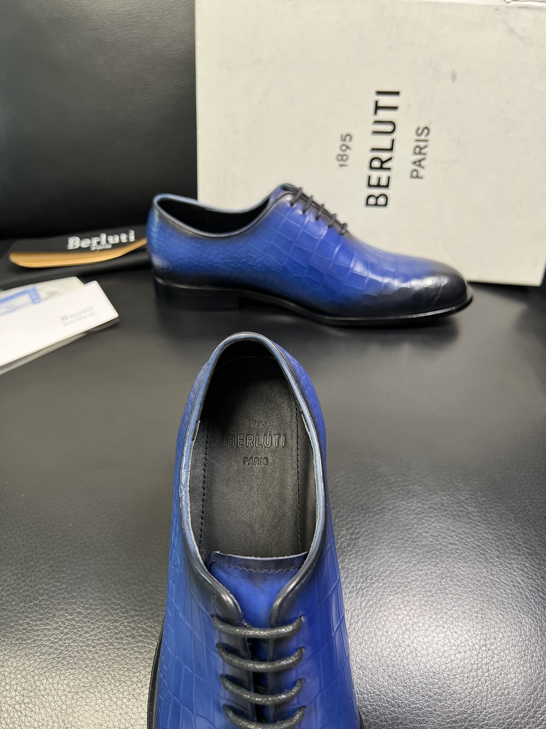 Berluti 顶级代购 布鲁提 专柜同步发售原厂配置，意大利进口牛皮面料，全进口水染牛皮里垫，鞋底：原