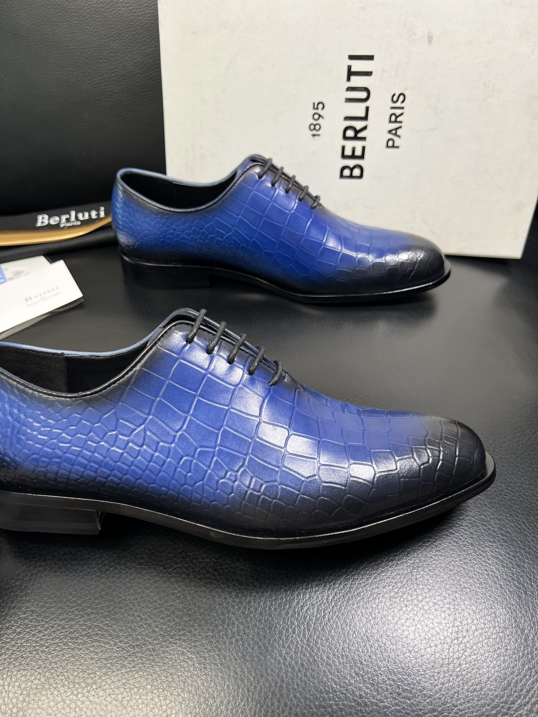 Berluti 顶级代购 布鲁提 专柜同步发售原厂配置，意大利进口牛皮面料，全进口水染牛皮里垫，鞋底：原