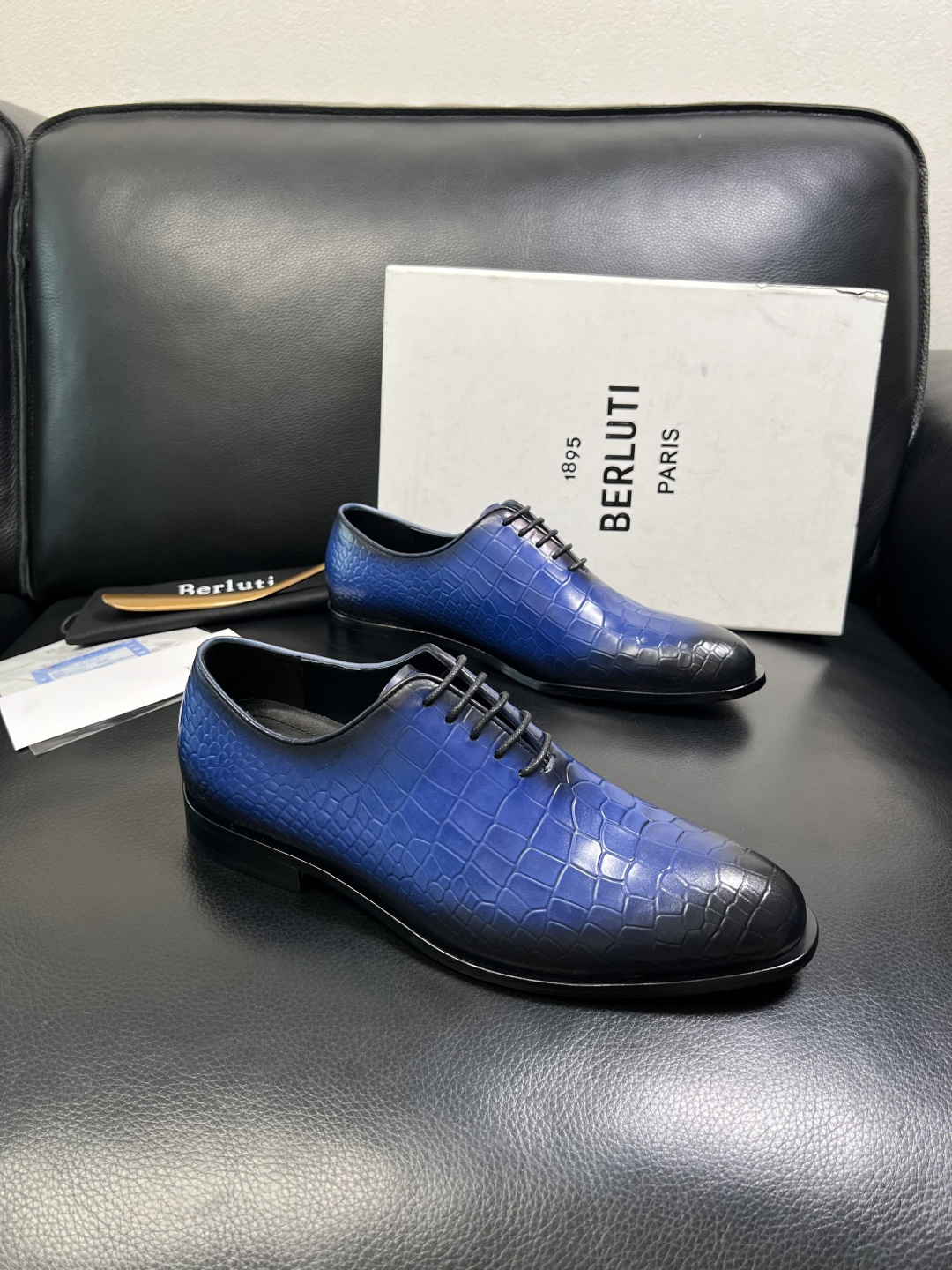 Berluti 顶级代购 布鲁提 专柜同步发售原厂配置，意大利进口牛皮面料，全进口水染牛皮里垫，鞋底：原