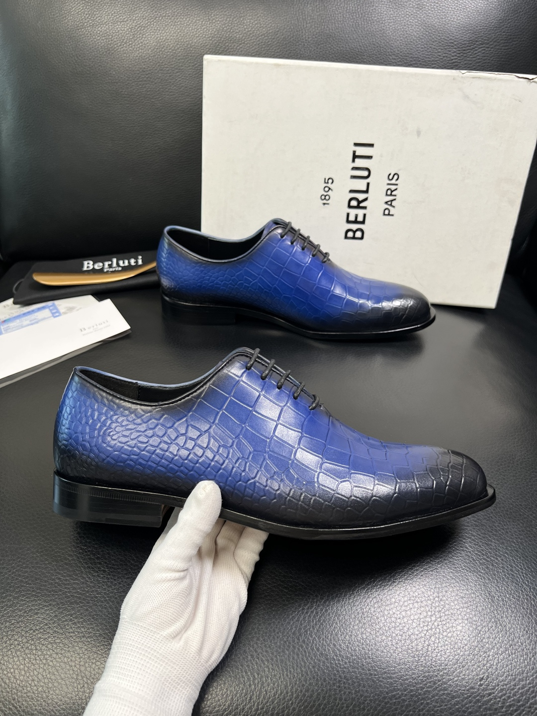 Berluti 顶级代购 布鲁提 专柜同步发售原厂配置，意大利进口牛皮面料，全进口水染牛皮里垫，鞋底：原
