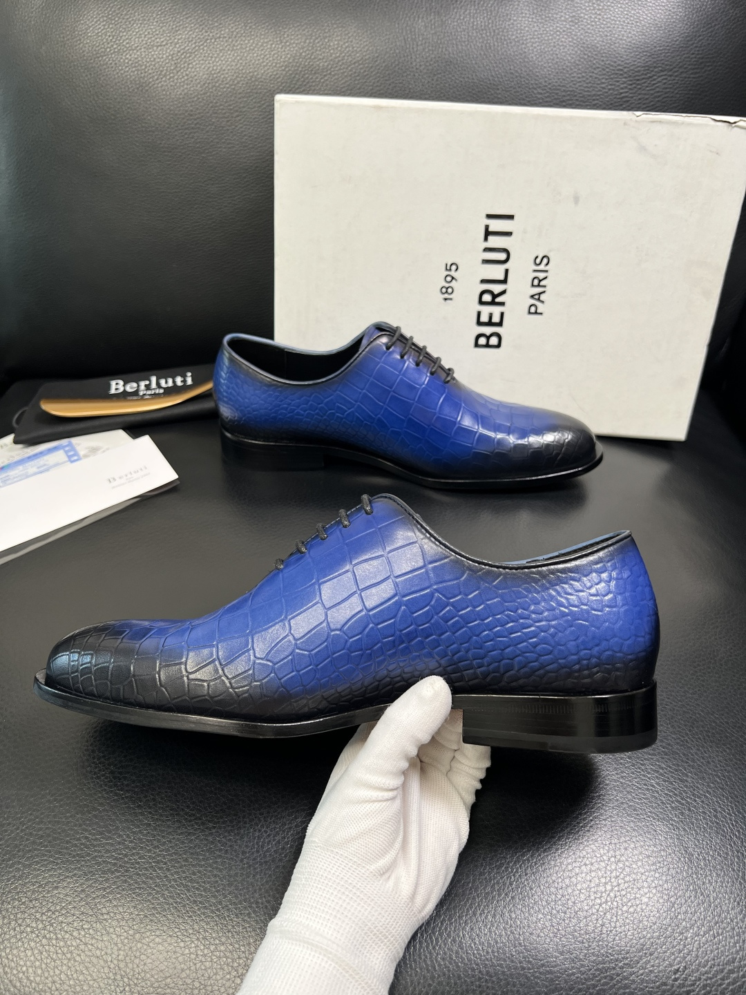 Berluti 顶级代购 布鲁提 专柜同步发售原厂配置，意大利进口牛皮面料，全进口水染牛皮里垫，鞋底：原