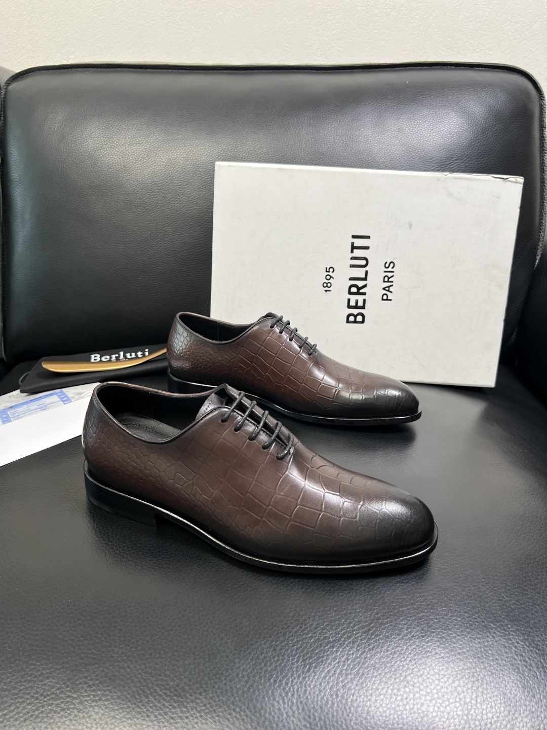 NO:664371,Berluti's top purchasing agent, Berluti's counters are selling the original configuration at the same time, Italian imported cowhide fabrics, fully imported water-dyed cowhide linings, soles specially provided by the original factory and super comfortable, original factory and single goods, high quality, welcome to compare, code number 39-45 (order 38 46),,cowhide19860909Berluti 顶级代购 布鲁提 专柜同步发售原厂配置,意大利进口牛皮面料,全进口水染牛皮里垫,鞋底原厂特供原版底超级舒适,原厂跟单货 高品质,,欢迎对比,码数 39-45（订38 46）,,cowhide,Men's shoes